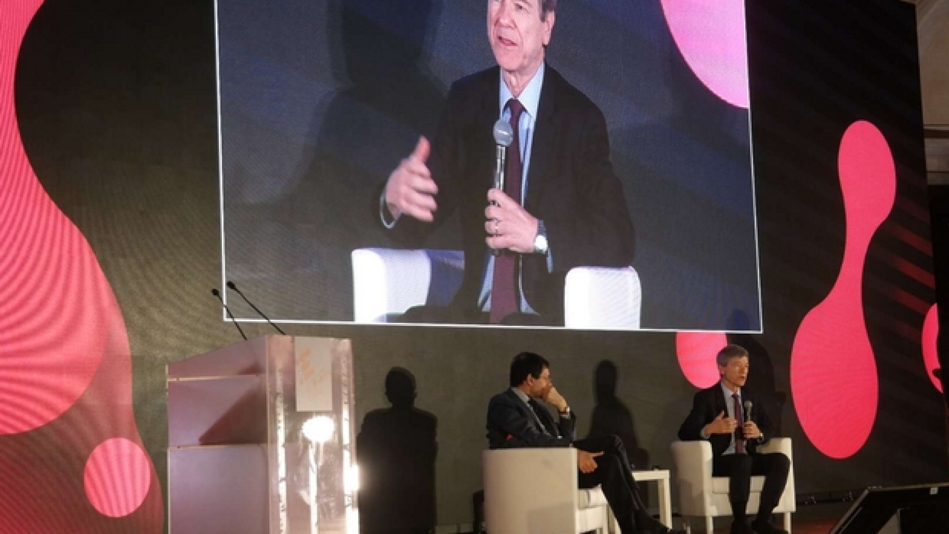 Immagine di L'economia (civile) secondo Sachs: più cooperazione e no alla flat tax