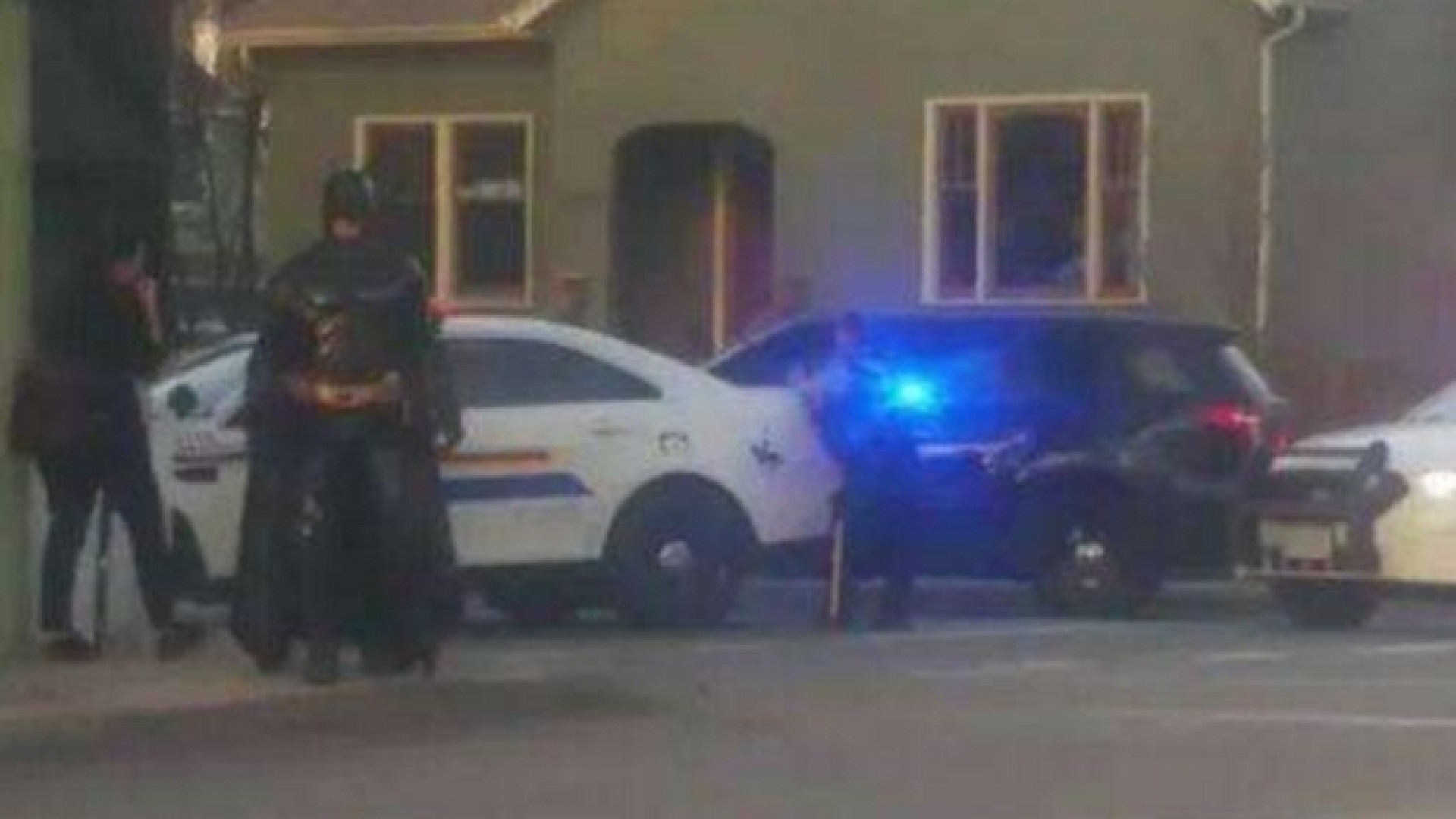 Immagine di Soccorre i poliziotti vestito da Batman, ma lo allontanano