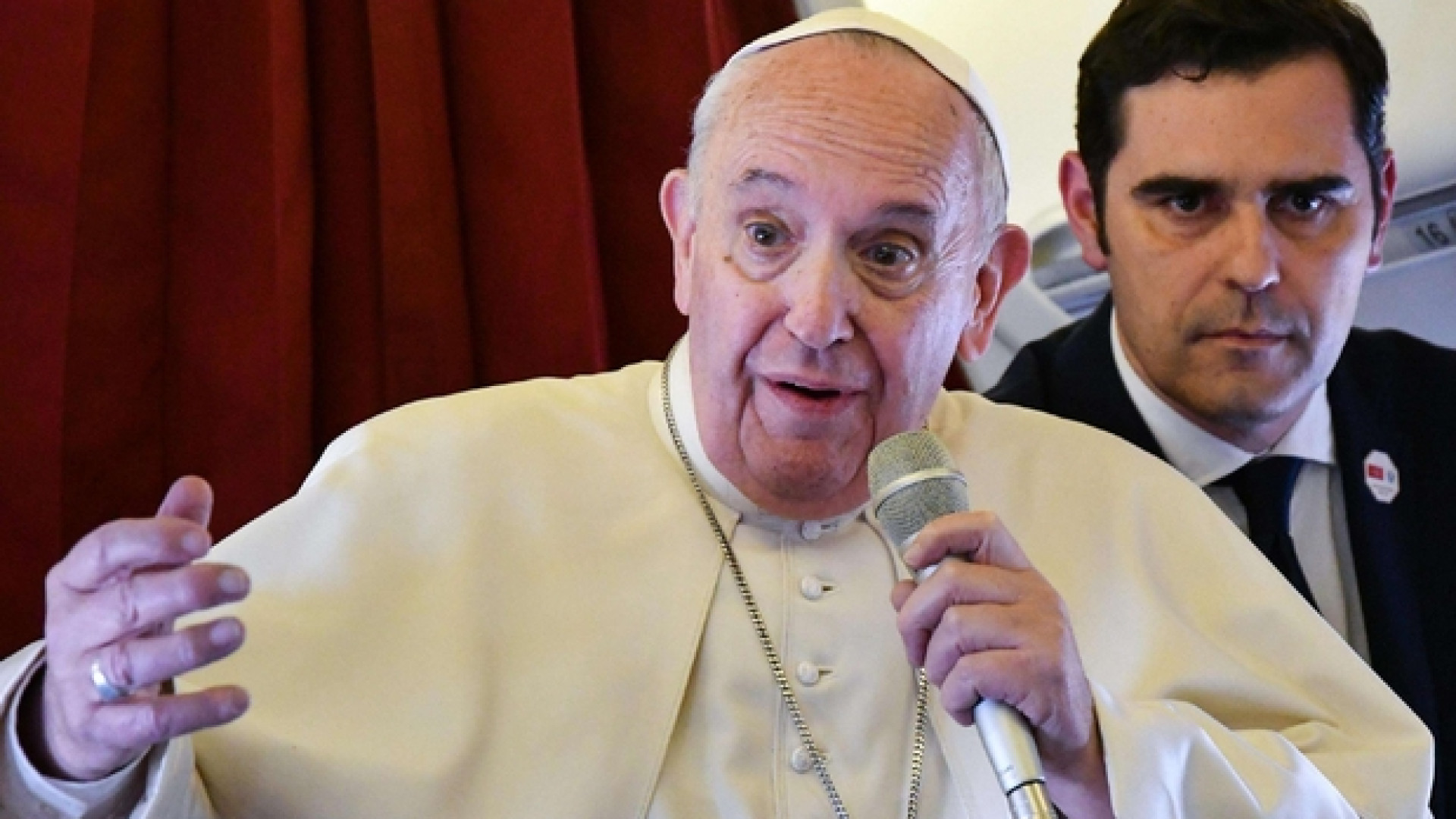 Immagine di Il Papa in volo: «Chi alza muri ne resta prigioniero»
