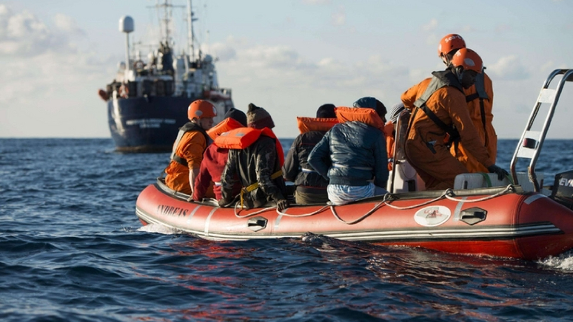 Immagine di La nave Kurdi salva 64 naufraghi e chiede un porto. Salvini: vada ad Amburgo
