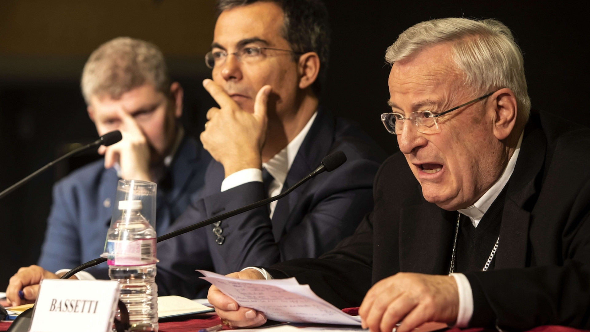 Immagine di Bassetti: «Soccorrere i migranti, istituzioni prendano loro responsabilità»