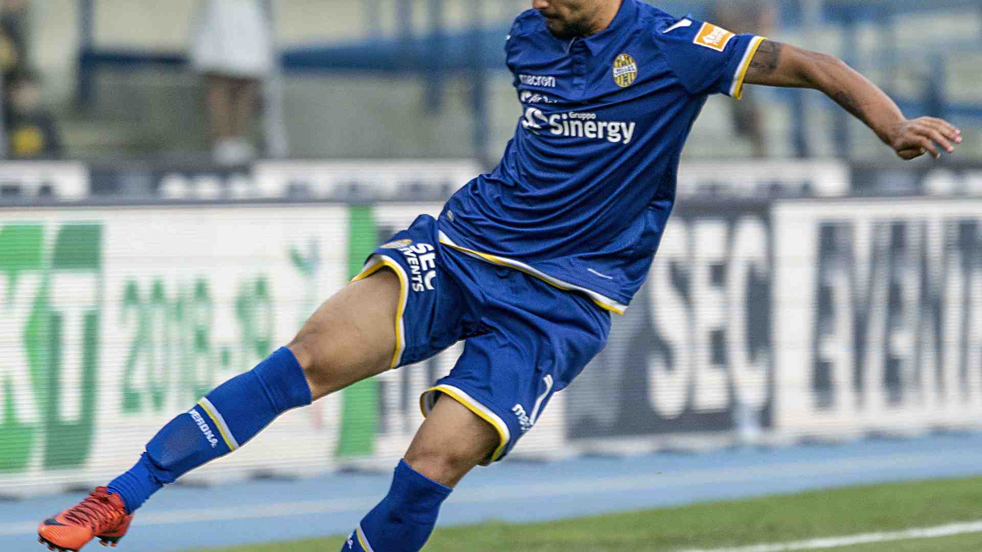 Immagine di Poco rosa, molto nero: al Palermo il big match