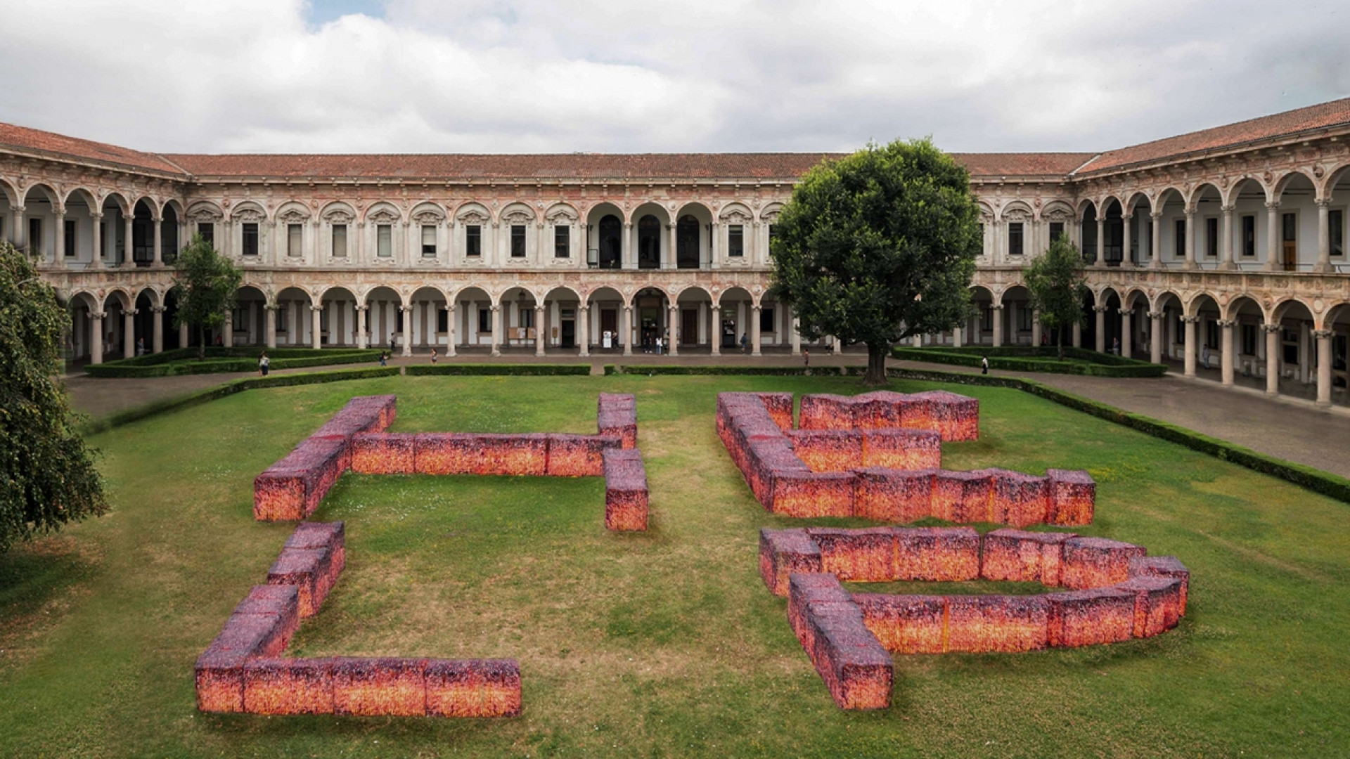 Immagine di «Help»: a Milano 5 milioni di tappi di plastica per salvare la Terra