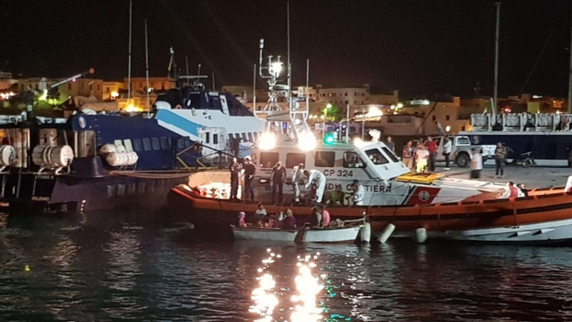 Immagine di Barca con 70 migranti a Lampedusa. Tra loro 17 libici in fuga dalla guerra