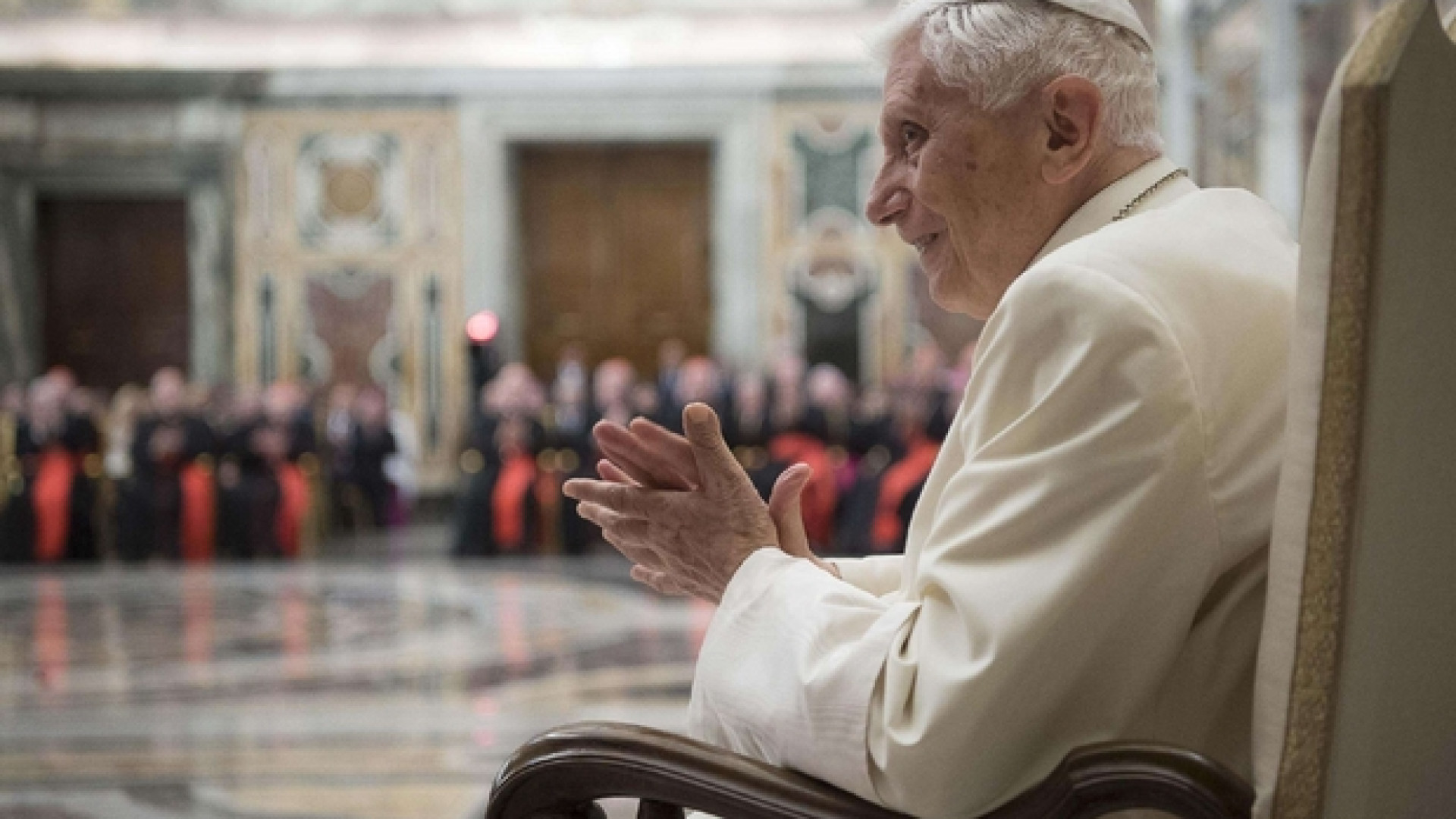Immagine di Benedetto XVI: la crisi si vince tornando a Dio