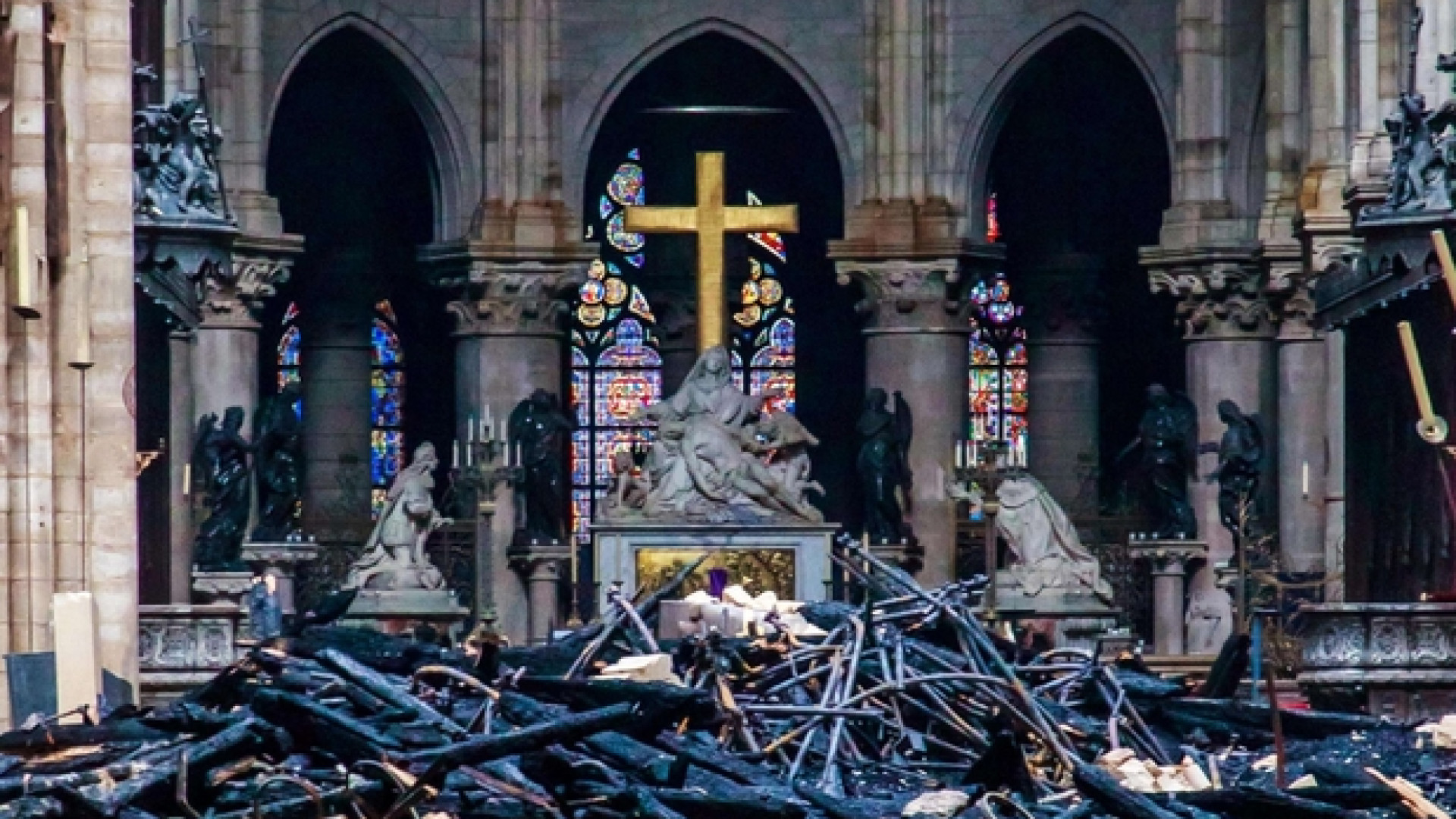 Immagine di Il Papa: «Notre-Dame torni a essere segno di fede». Salvi croce e altare