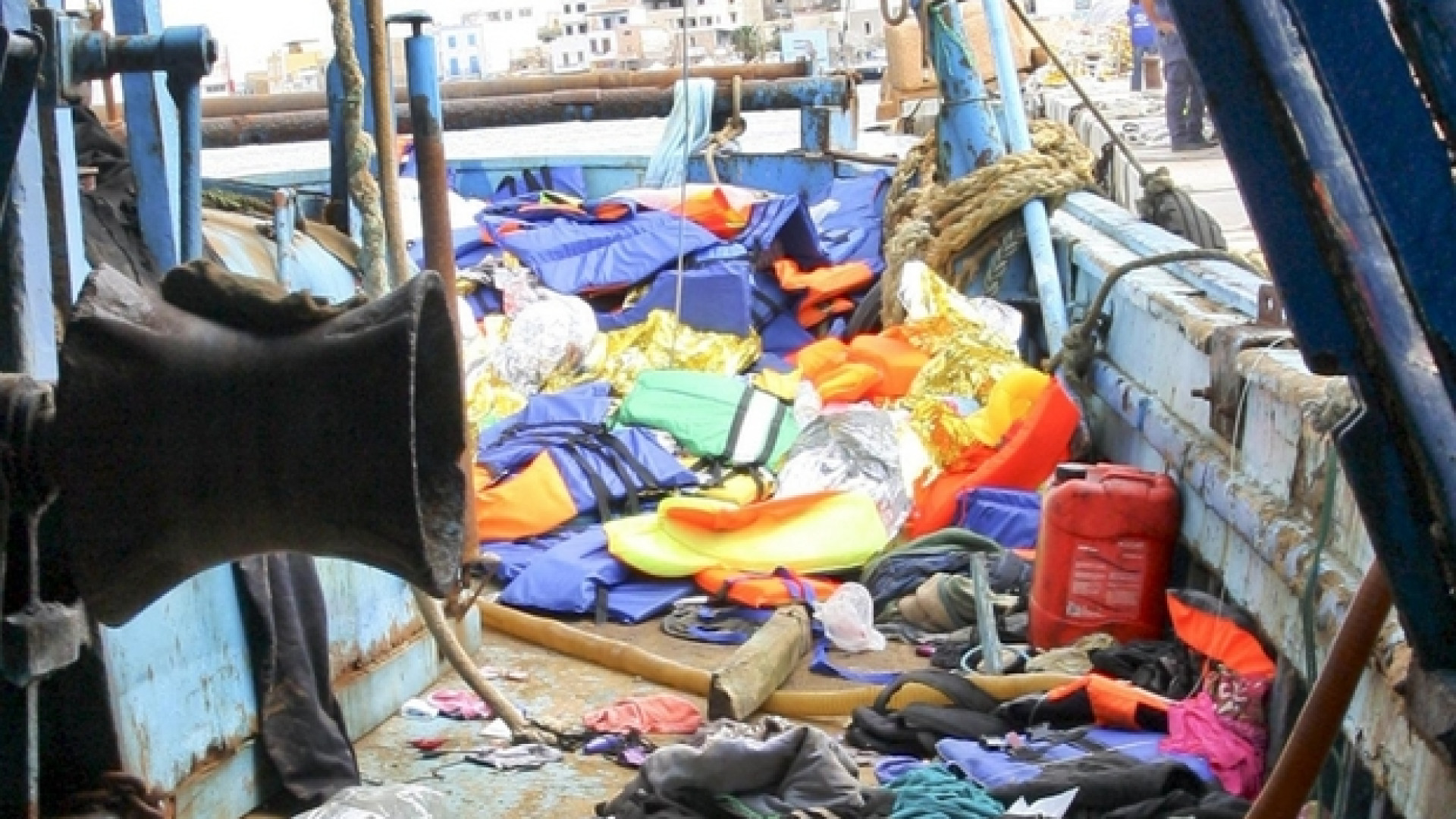 Immagine di La carezza di papa Francesco alle famiglie siriane spezzate dal mare