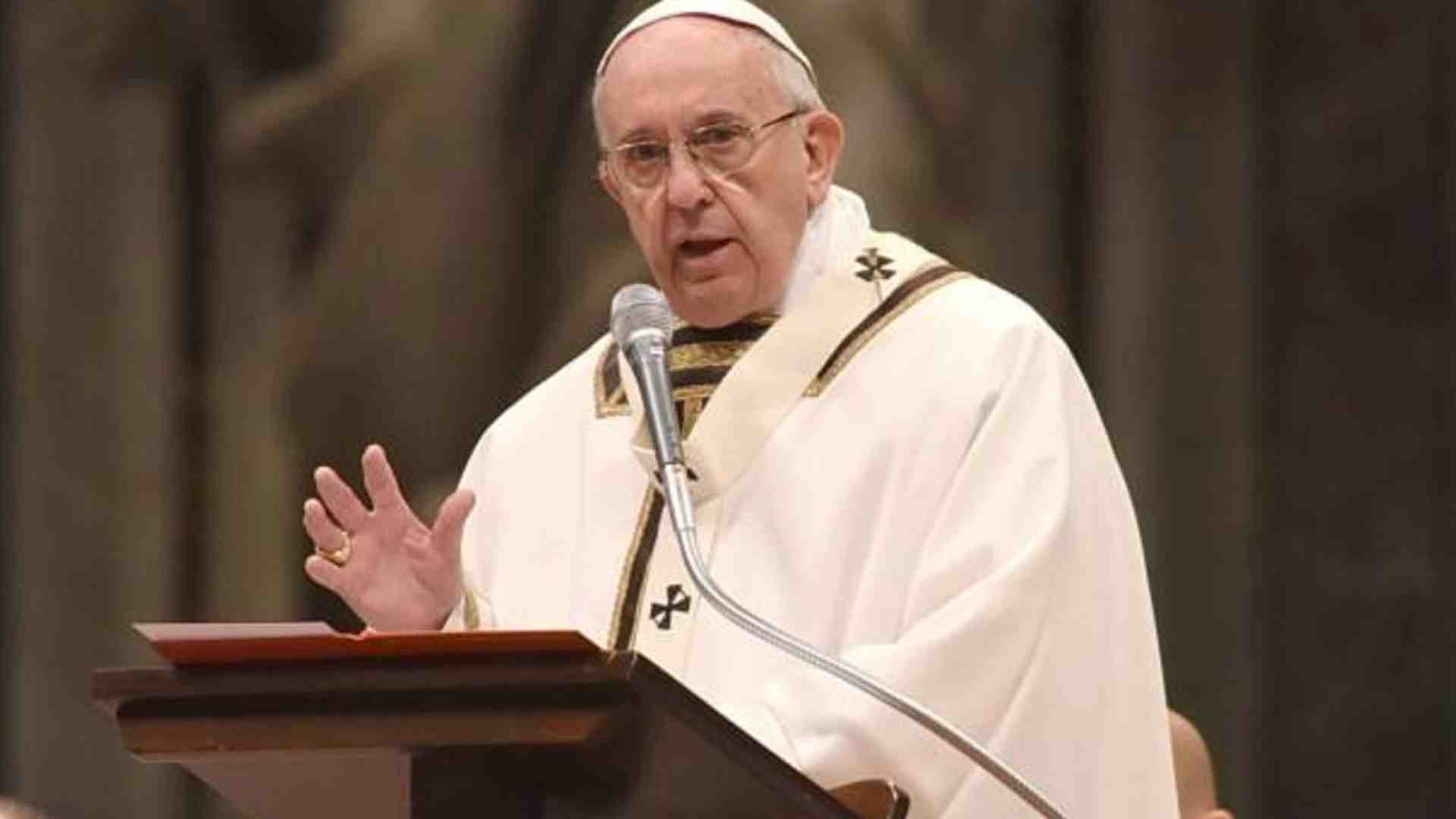 Immagine di Papa Francesco Messa Crismale: “Colui che impara a ungere e a benedire si salva dalla meschinità, dall’abuso e dalla crudeltà”