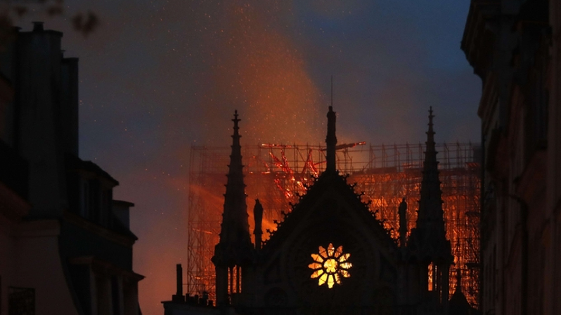 Immagine di Notre-Dame, quel fuoco ridà anche «luogo» al sacro
