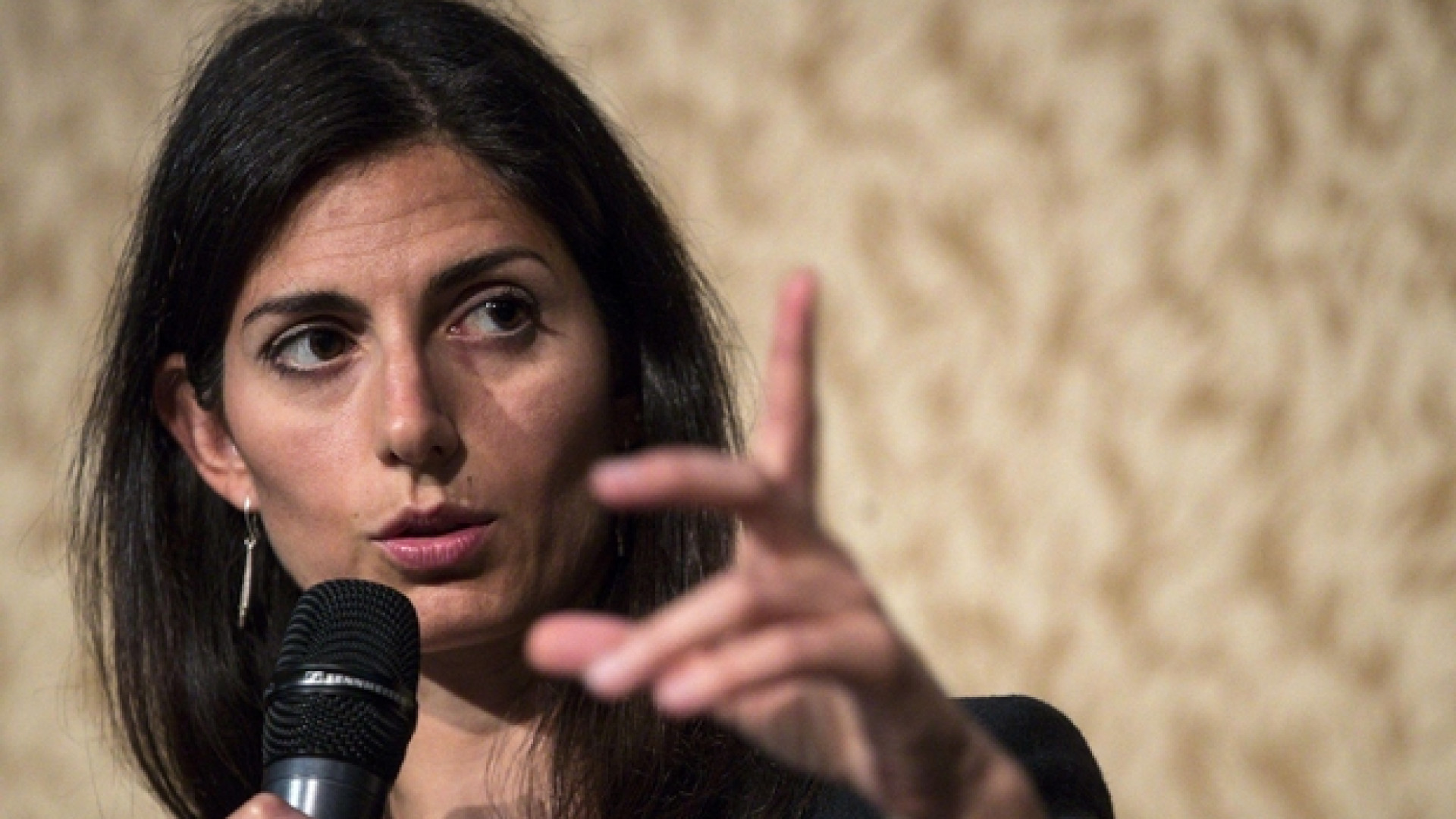 Immagine di Raggi: Roma non può essere un campo di battaglia. Salvini stia con me