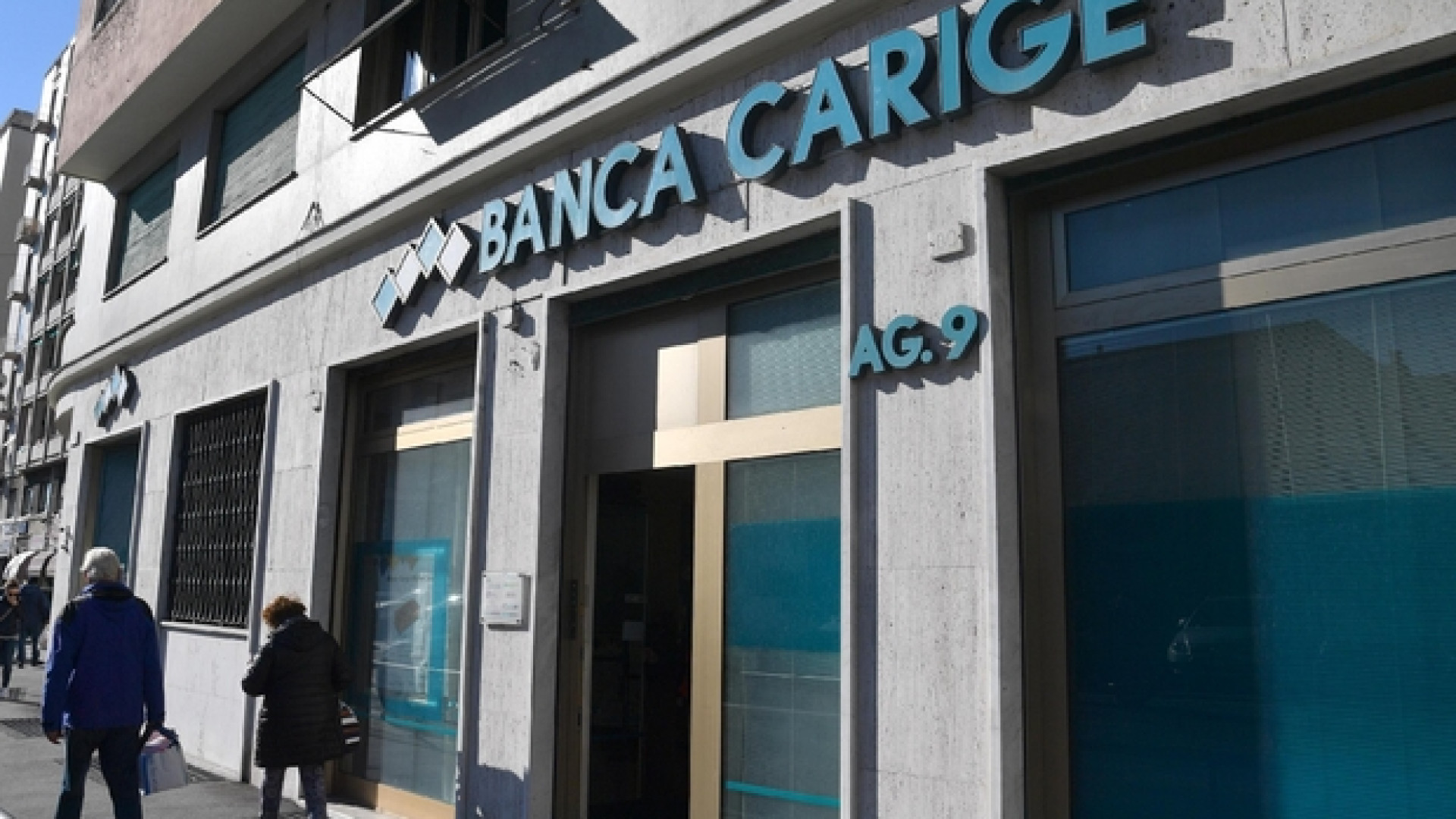 Immagine di Crisi Carige: sindacati in piazza. Tria: buon segnale l'interesse di Blackrock