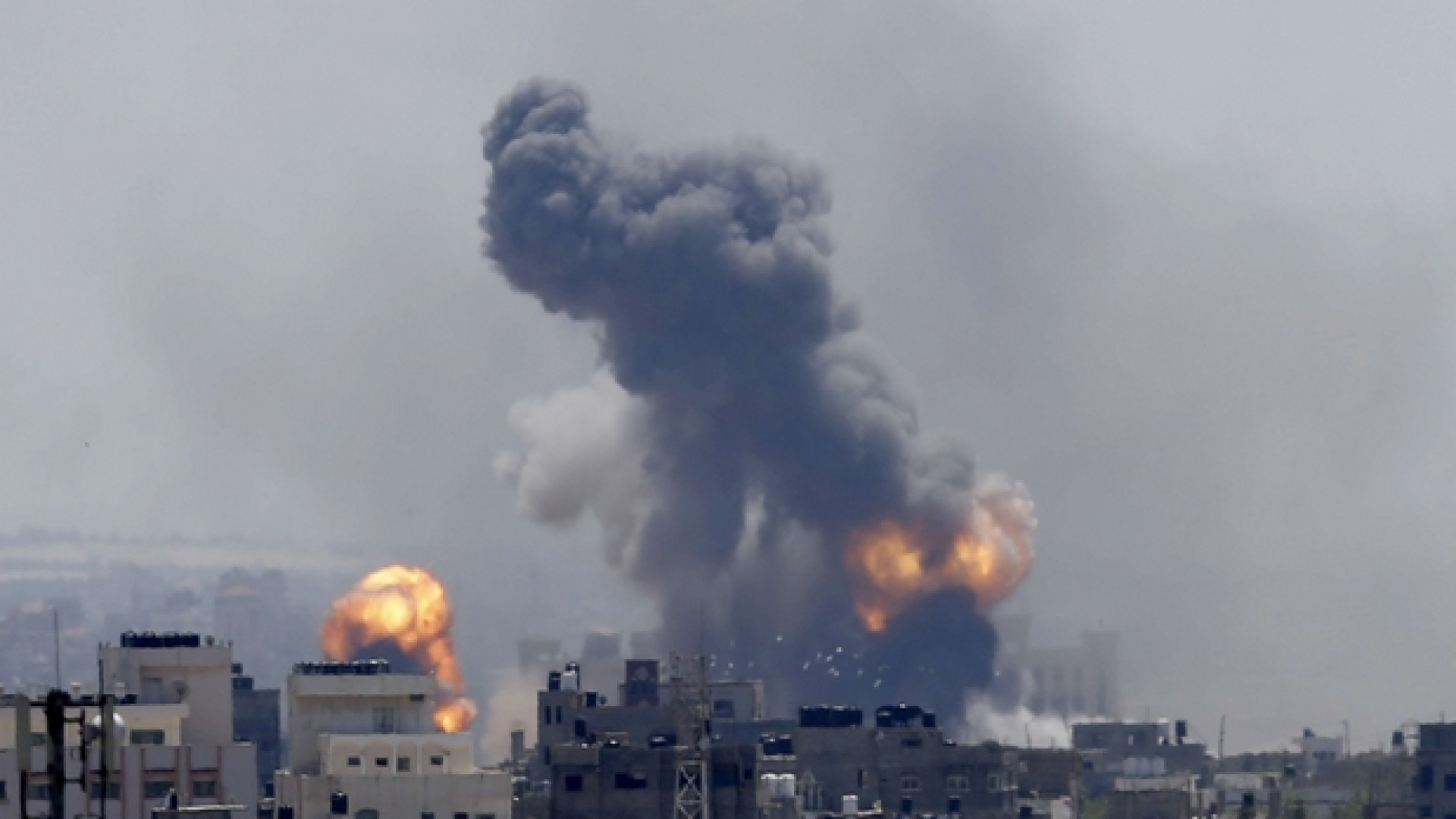 Immagine di Centinaia di razzi sparati da Gaza, Israele risponde con i raid aerei