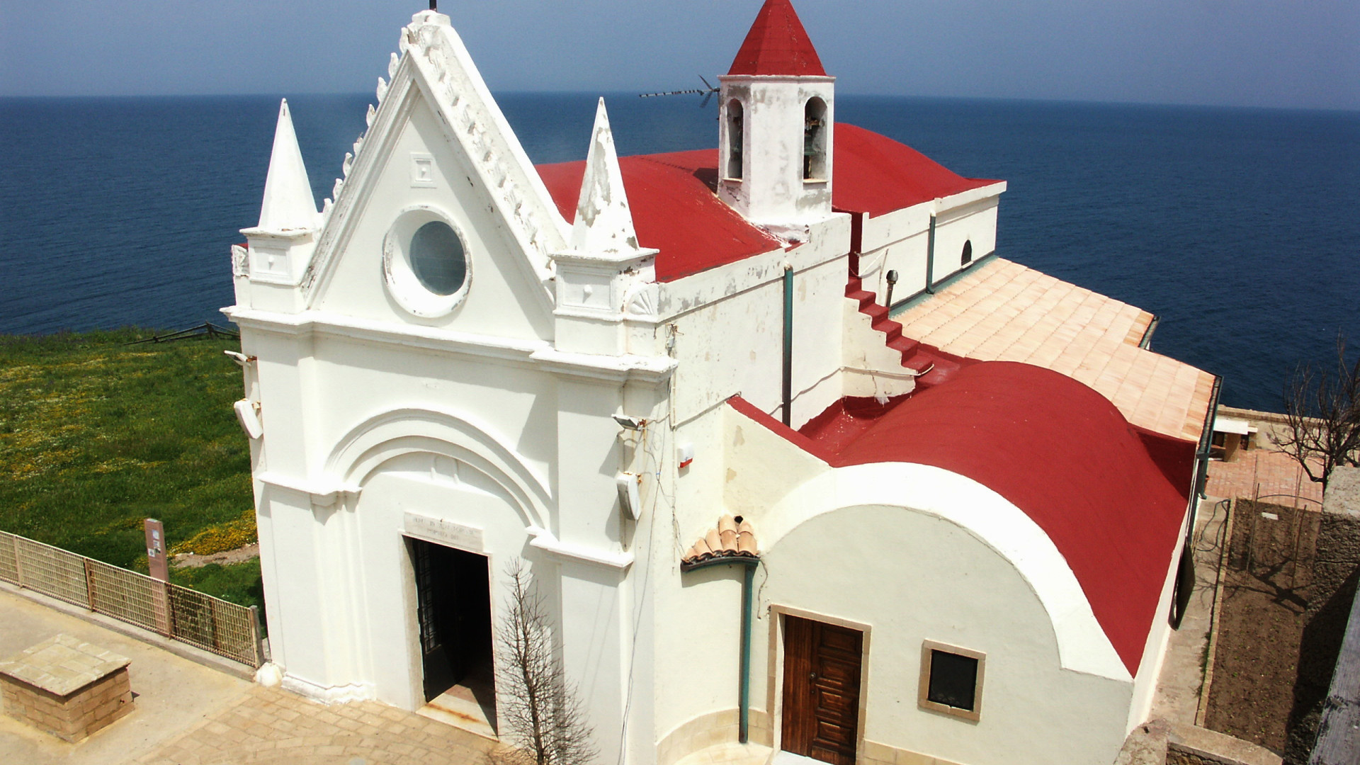 Immagine di Dieci santuari mariani... con vista mozzafiato sul mare