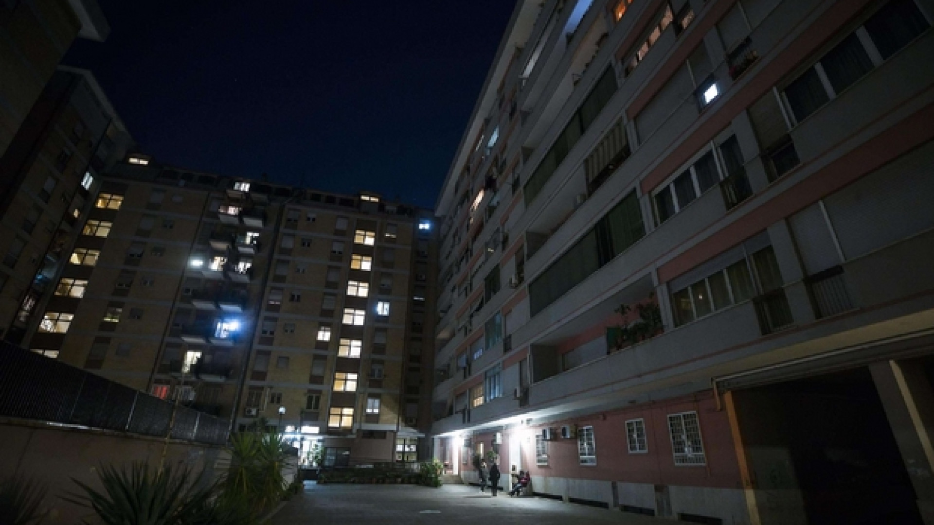 Immagine di Assedio ai rom per una casa. «Li vogliamo vedere tutti impiccati e bruciati»