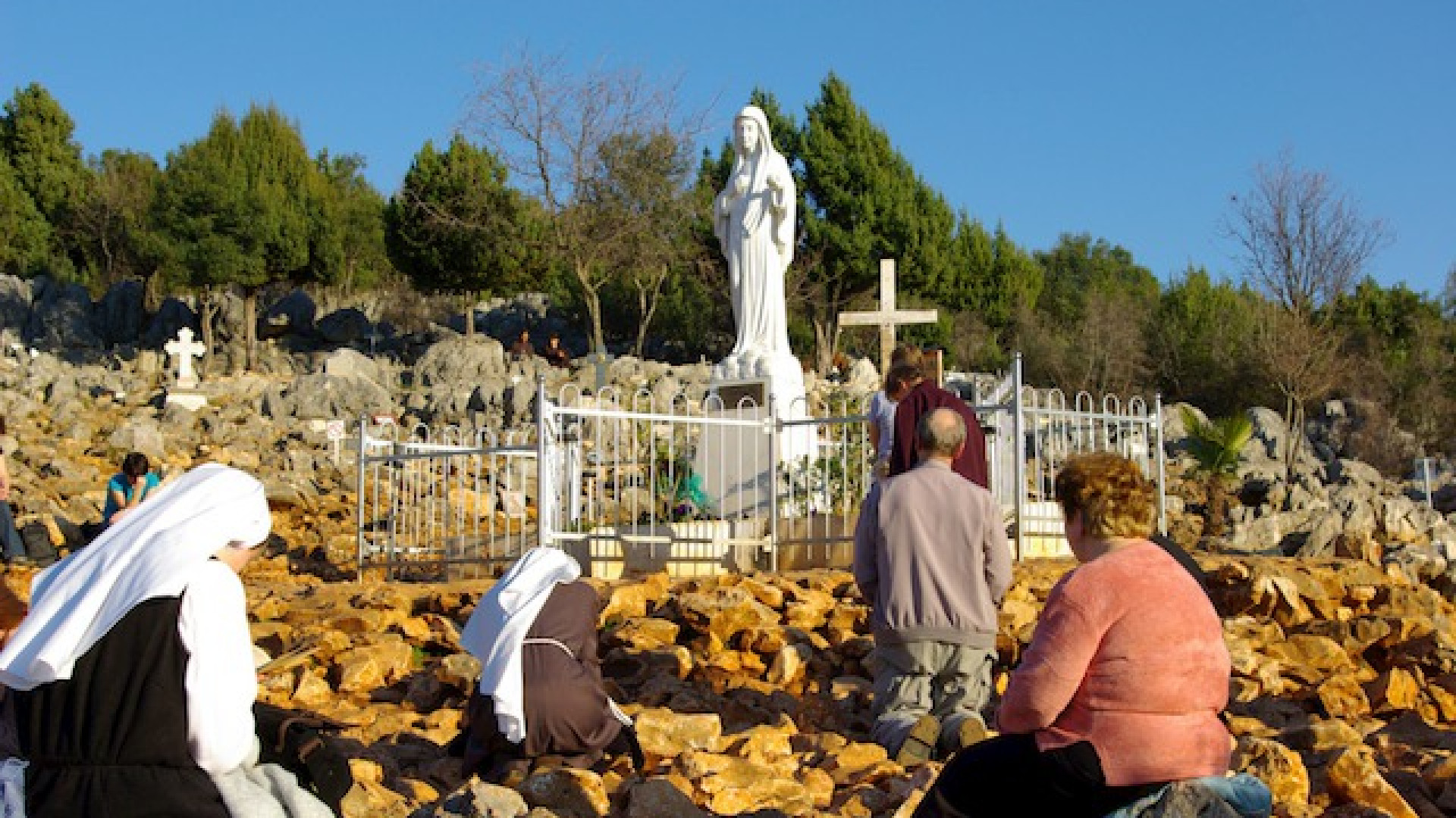 Immagine di Il mistero di Medjugorje, dietro ai souvenir grande la povertà