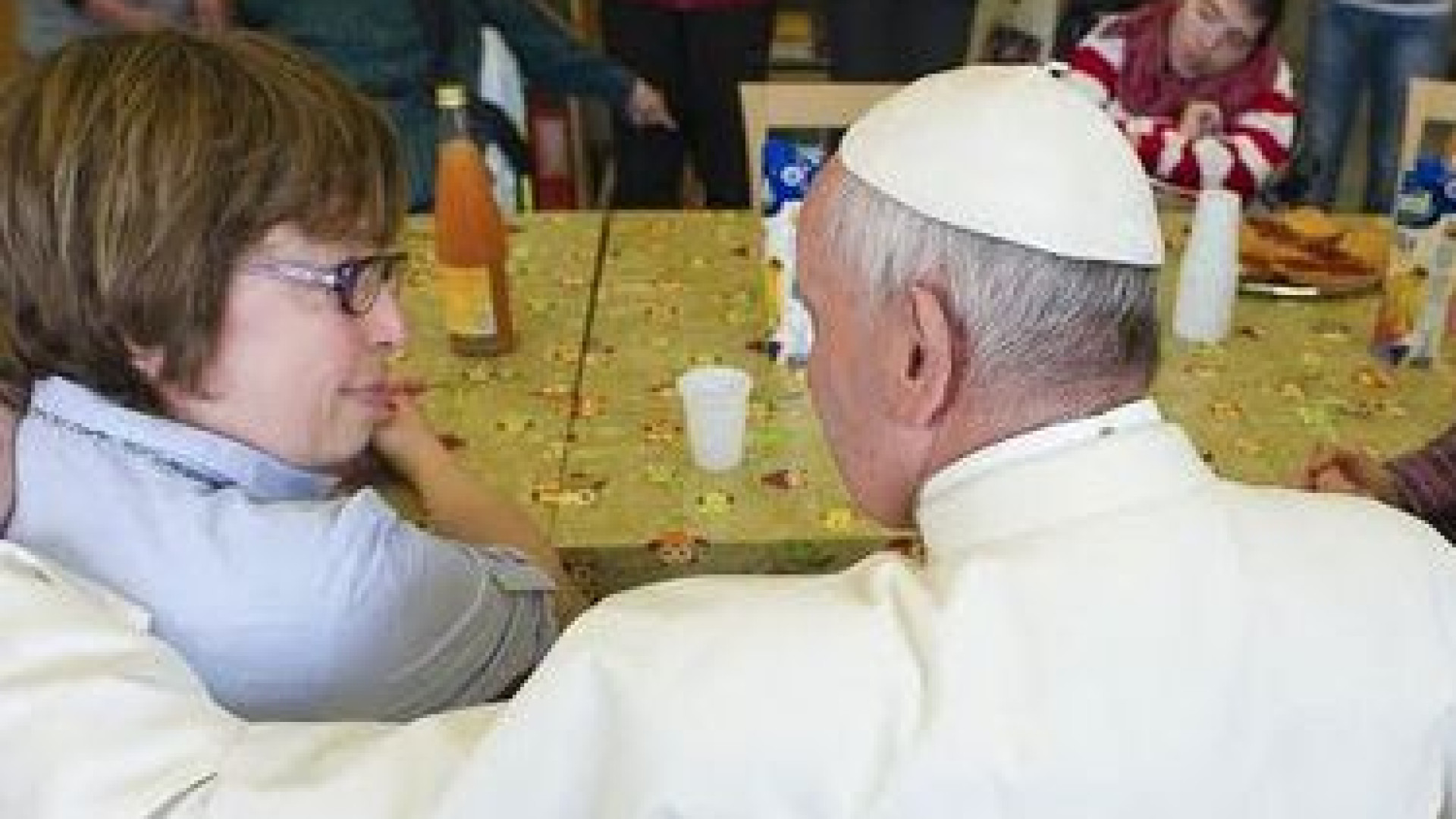 Immagine di Il Papa a sorpresa visita i ragazzi della comunità «Il Chicco»