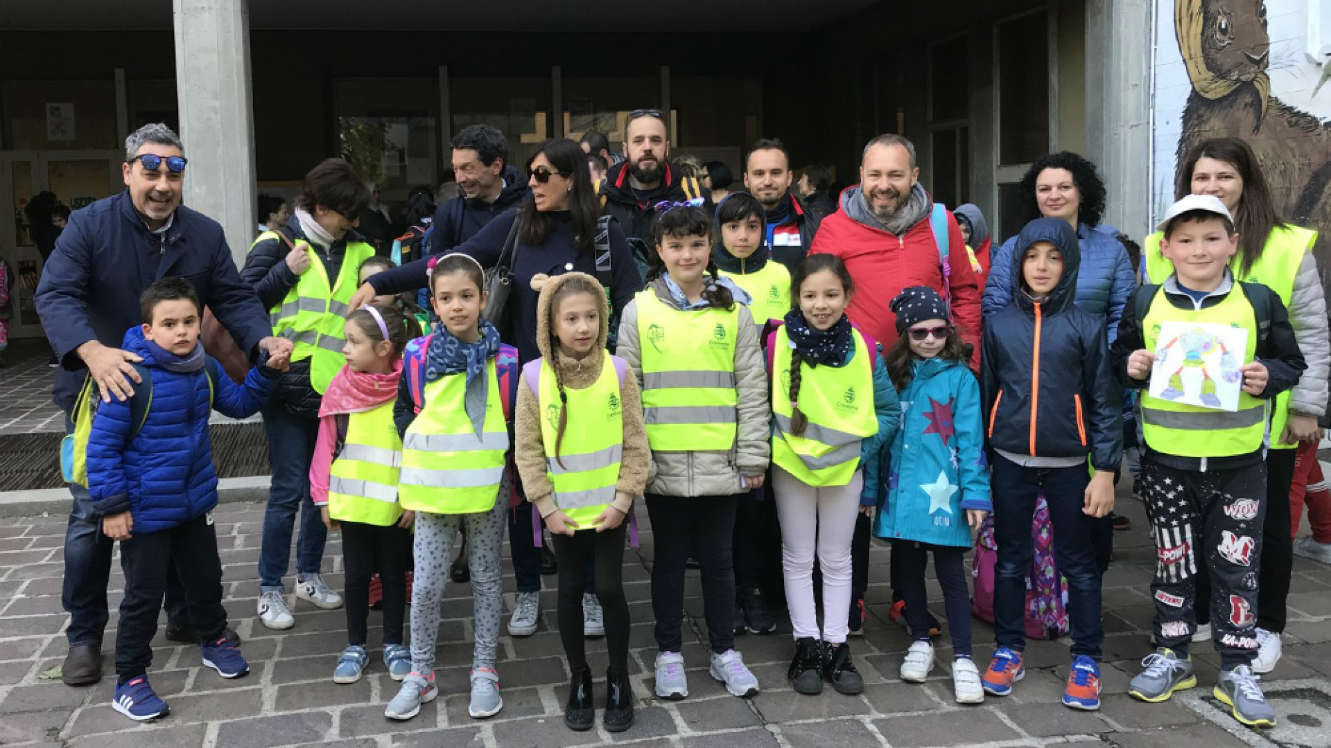 Immagine di Sportivi e giovani musicisti con i bambini sulle linee del piedibus