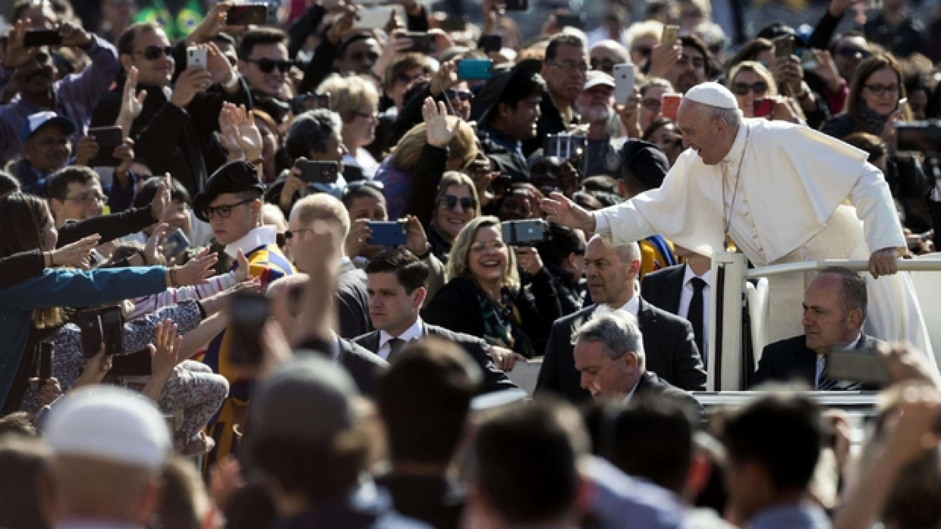 Immagine di Papa Francesco: la carità senza tenerezza è come un bicchiere di aceto