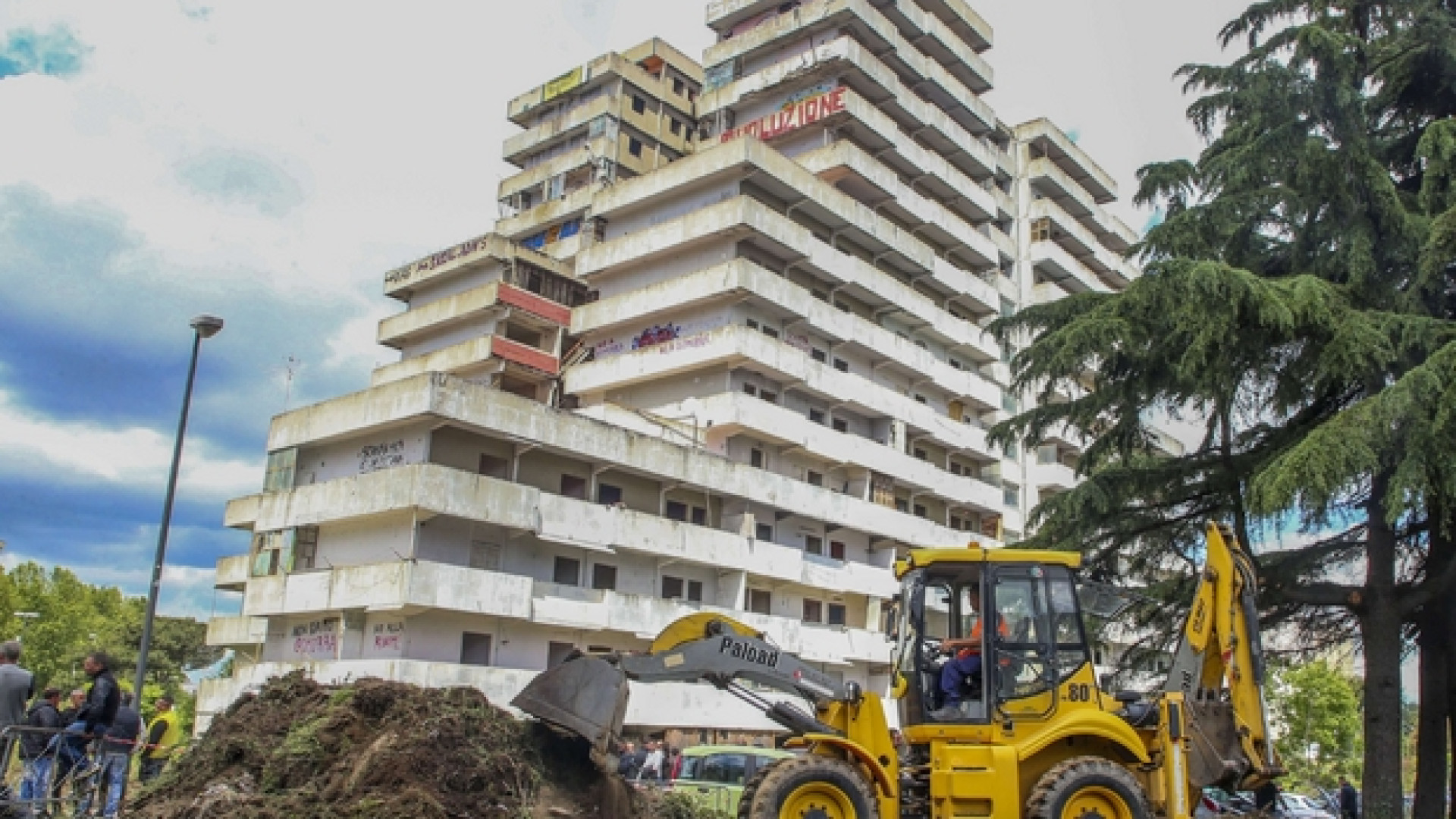 Immagine di Al via il cantiere per la demolizione delle Vele. Così Scampia riparte