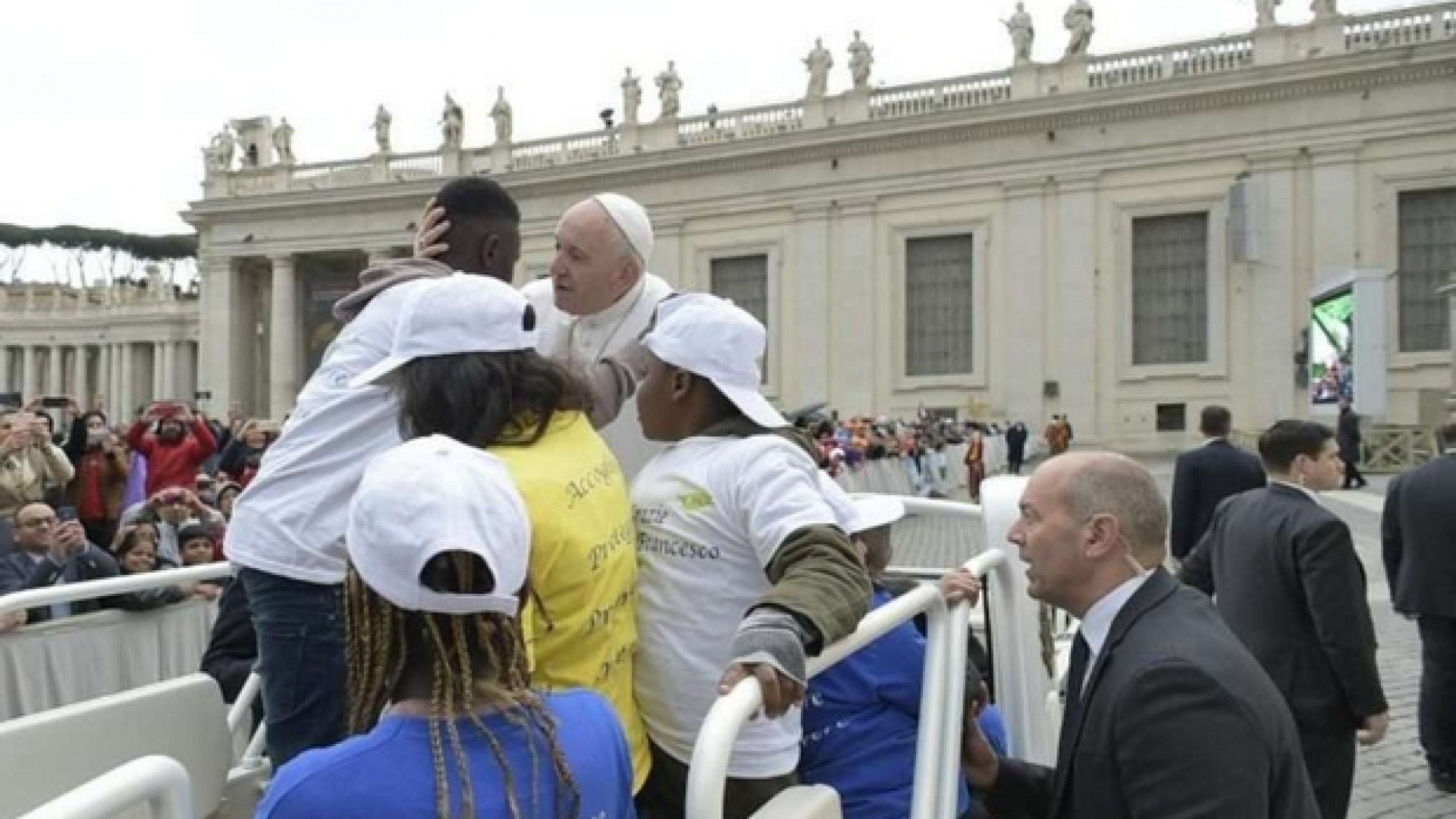 Immagine di I bimbi arrivati dalla Libia in papamobile con Francesco
