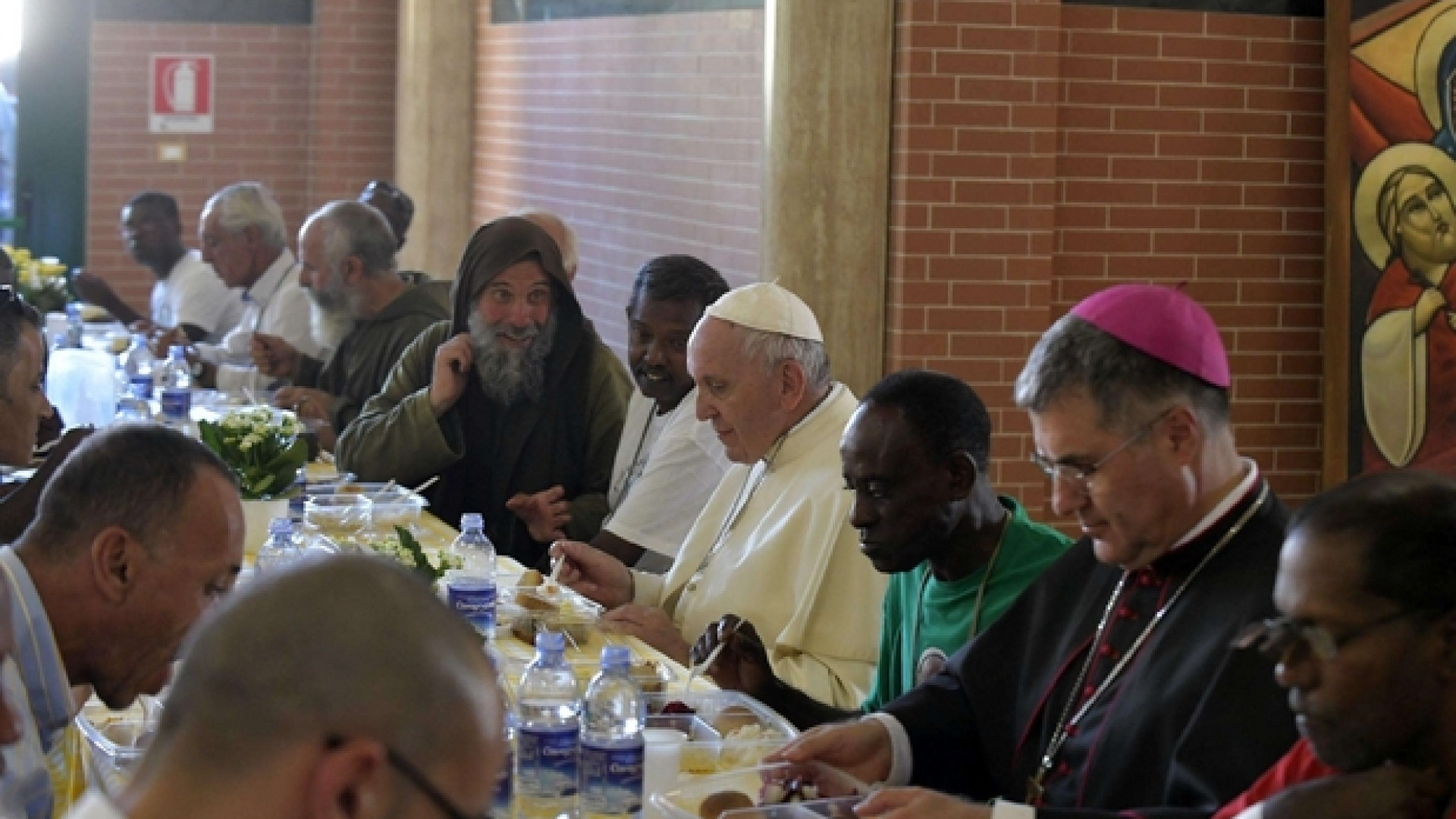Immagine di I doni del Papa: 3,5 milioni per bollette e medicine nel solo 2018