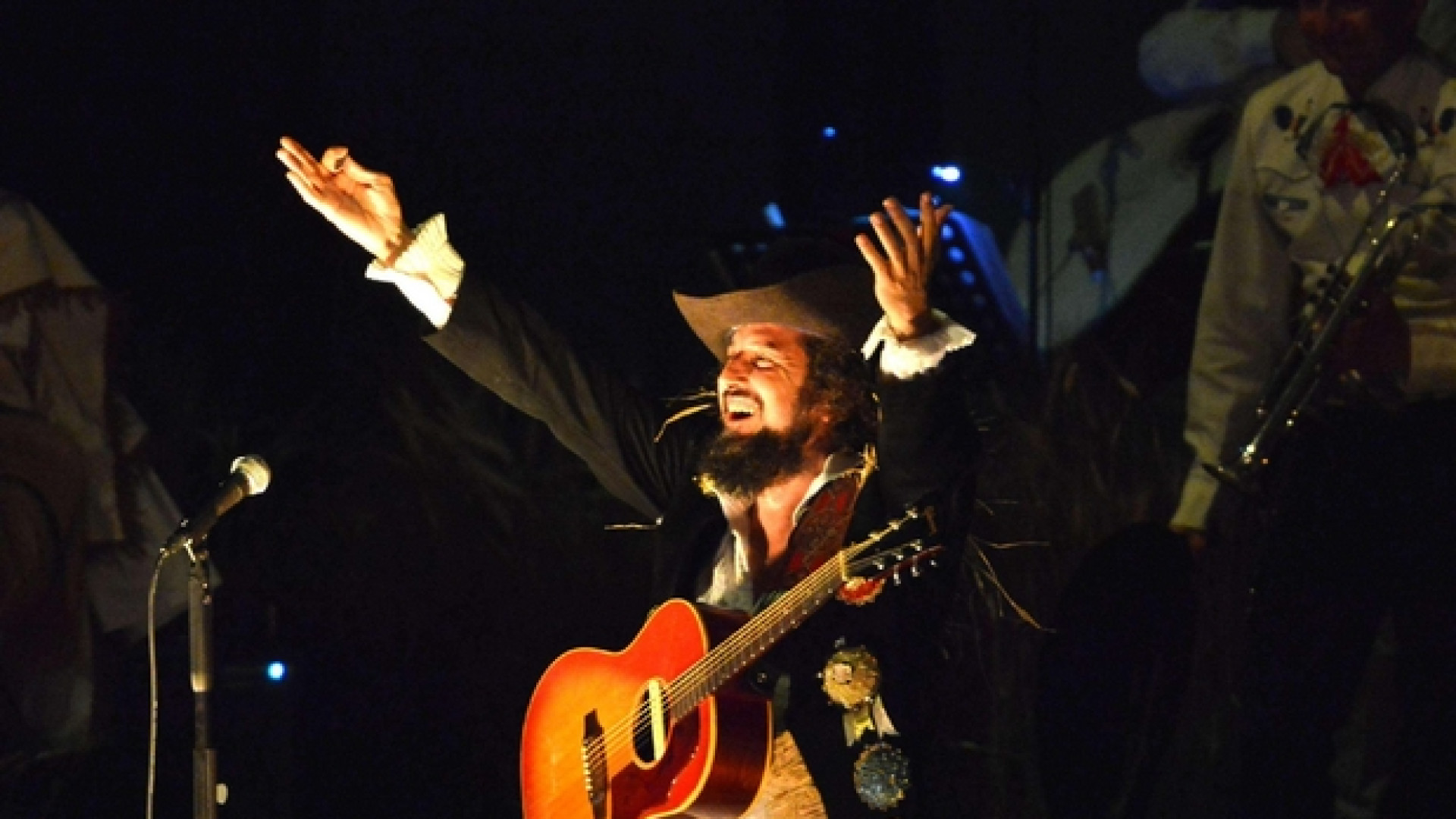 Immagine di Capossela: «Canto le nuove pesti di oggi e il bisogno di sacro» (Video)