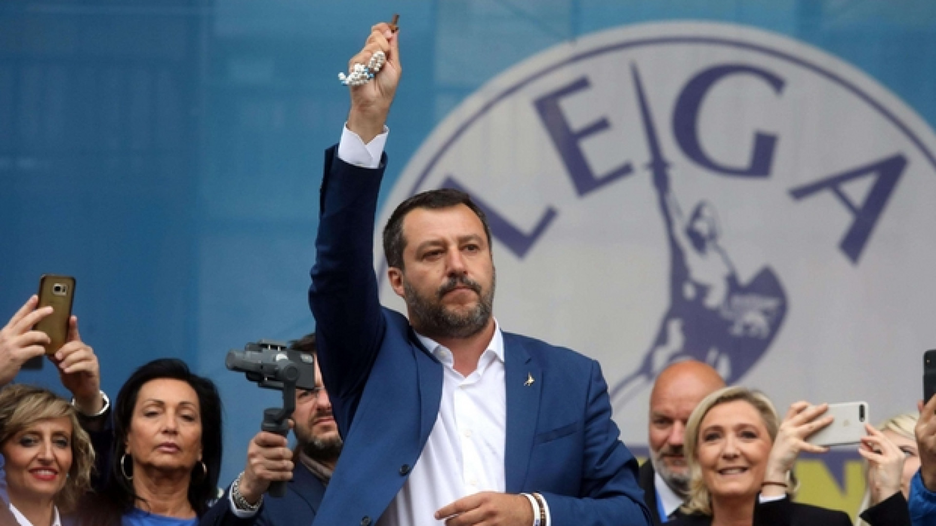 Immagine di Salvini brandisce il rosario durante il comizio e ribadisce: porti chiusi