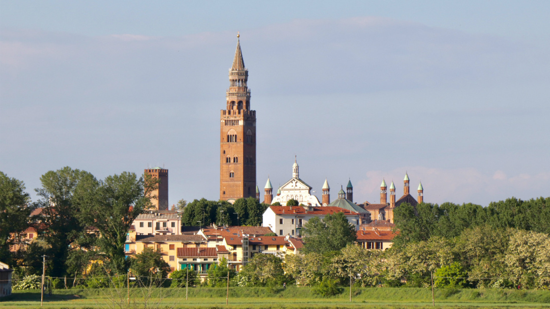 Immagine di Dalla pista ciclabile la vista mozzafiato dello skyline di Cremona