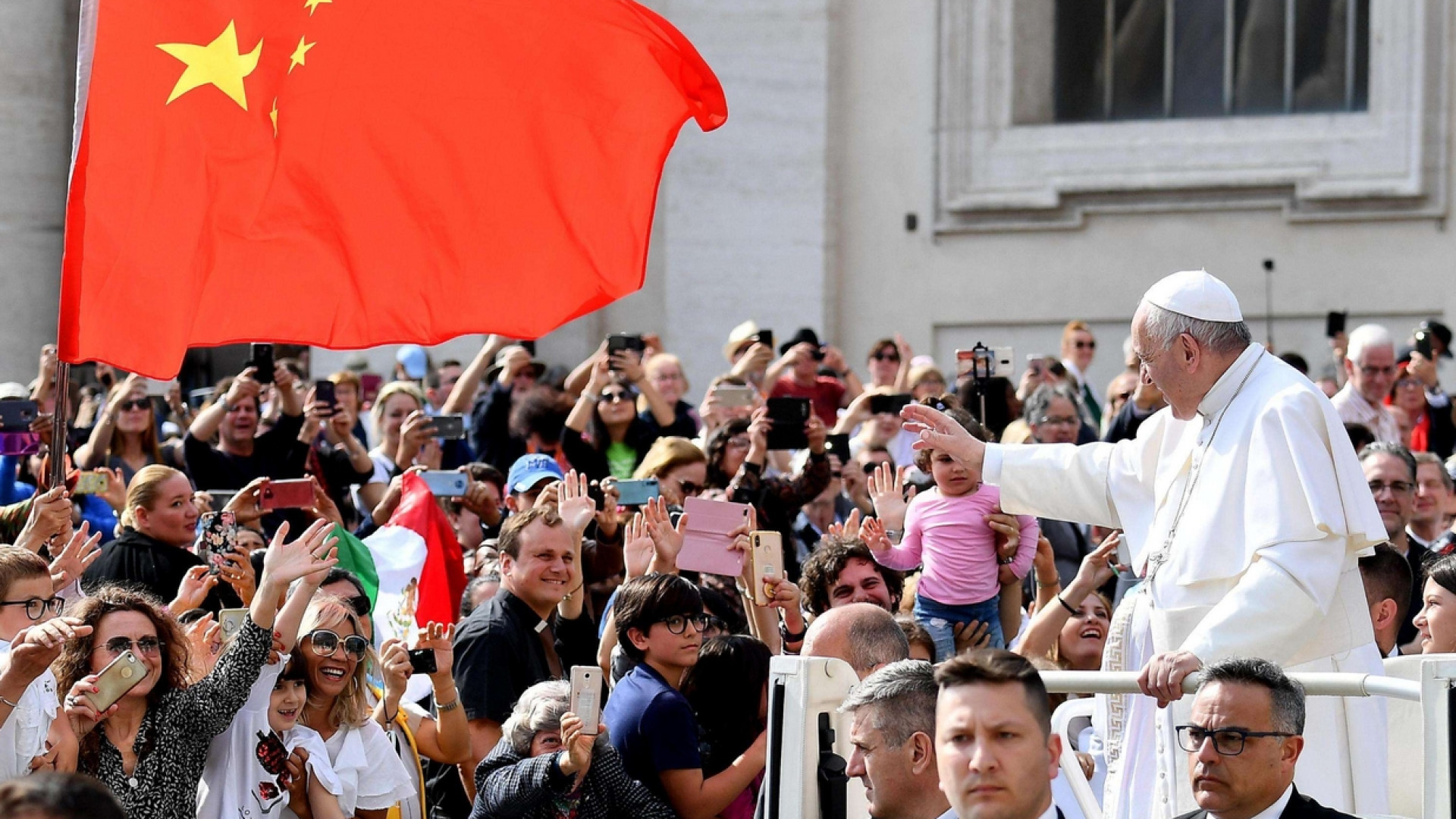 Immagine di Il Papa: per pregare bisogna farsi piccoli. «Vicinanza ai cattolici in Cina»