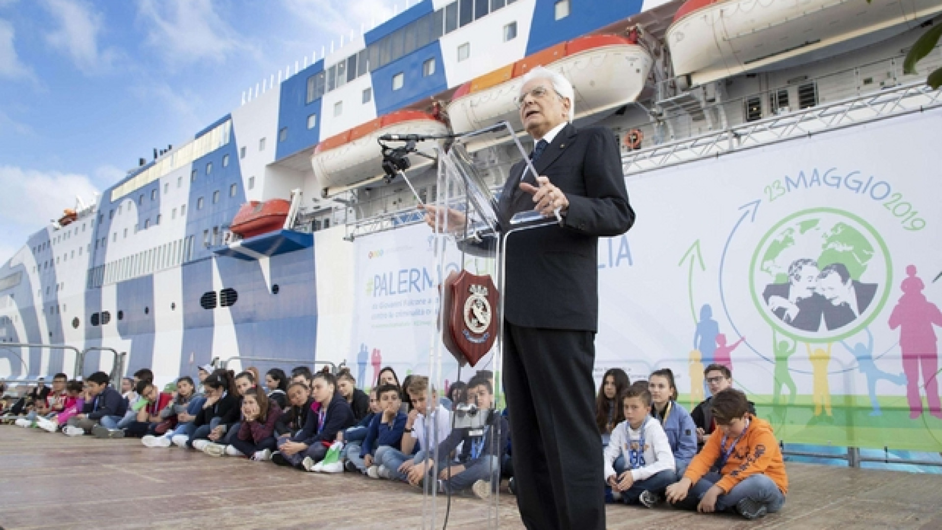 Immagine di Mattarella: «La Repubblica si inchina nel ricordo delle vittime»