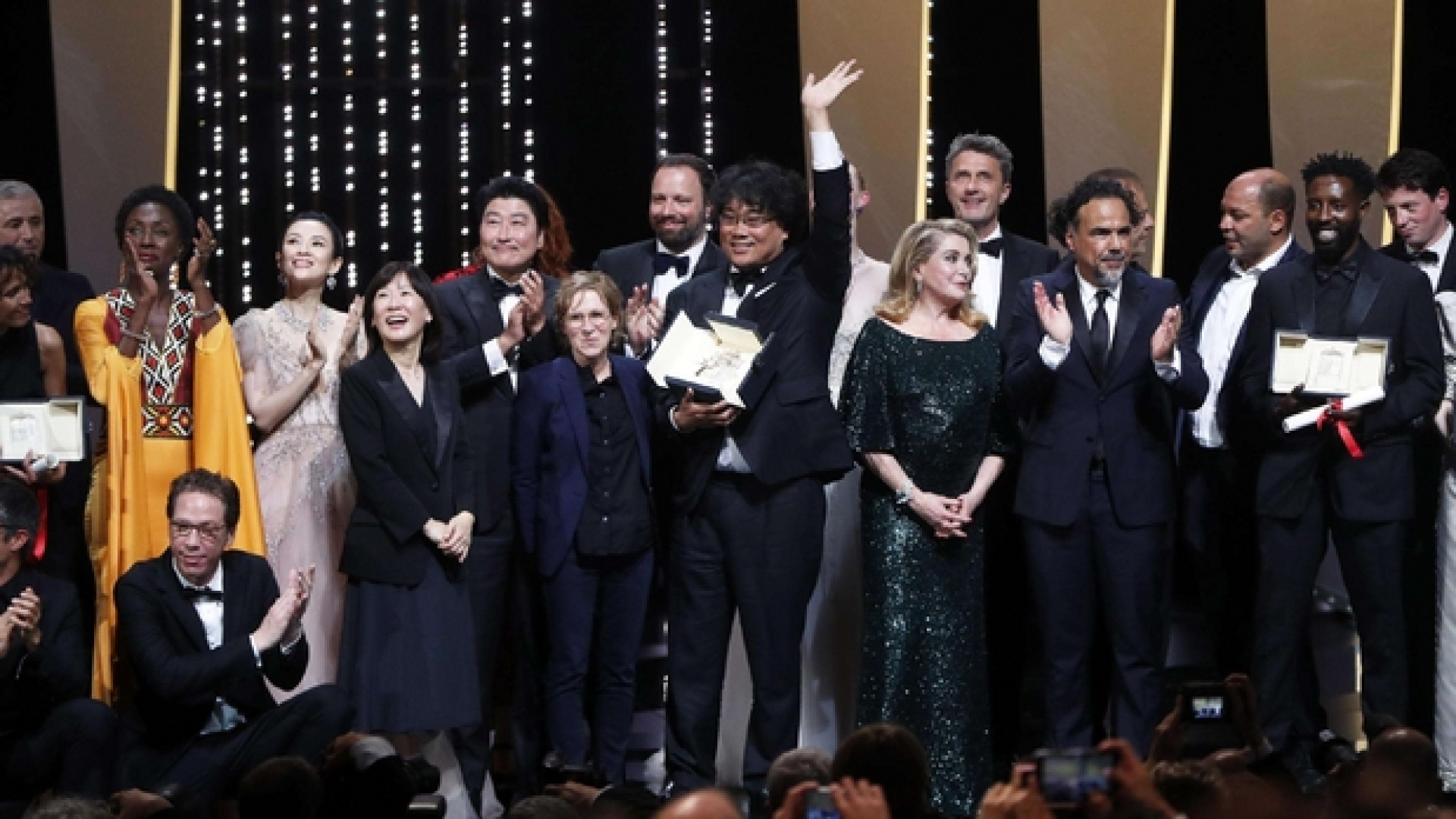 Immagine di Cannes, la Palma d'oro al coreano "Parasite". Banderas miglior attore