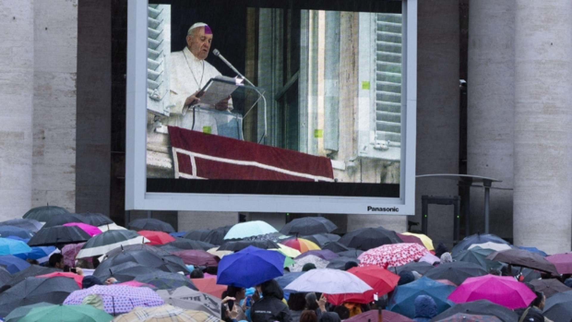 Immagine di Il Papa: «Lo Spirito Santo animi la Chiesa libera da mondanità»