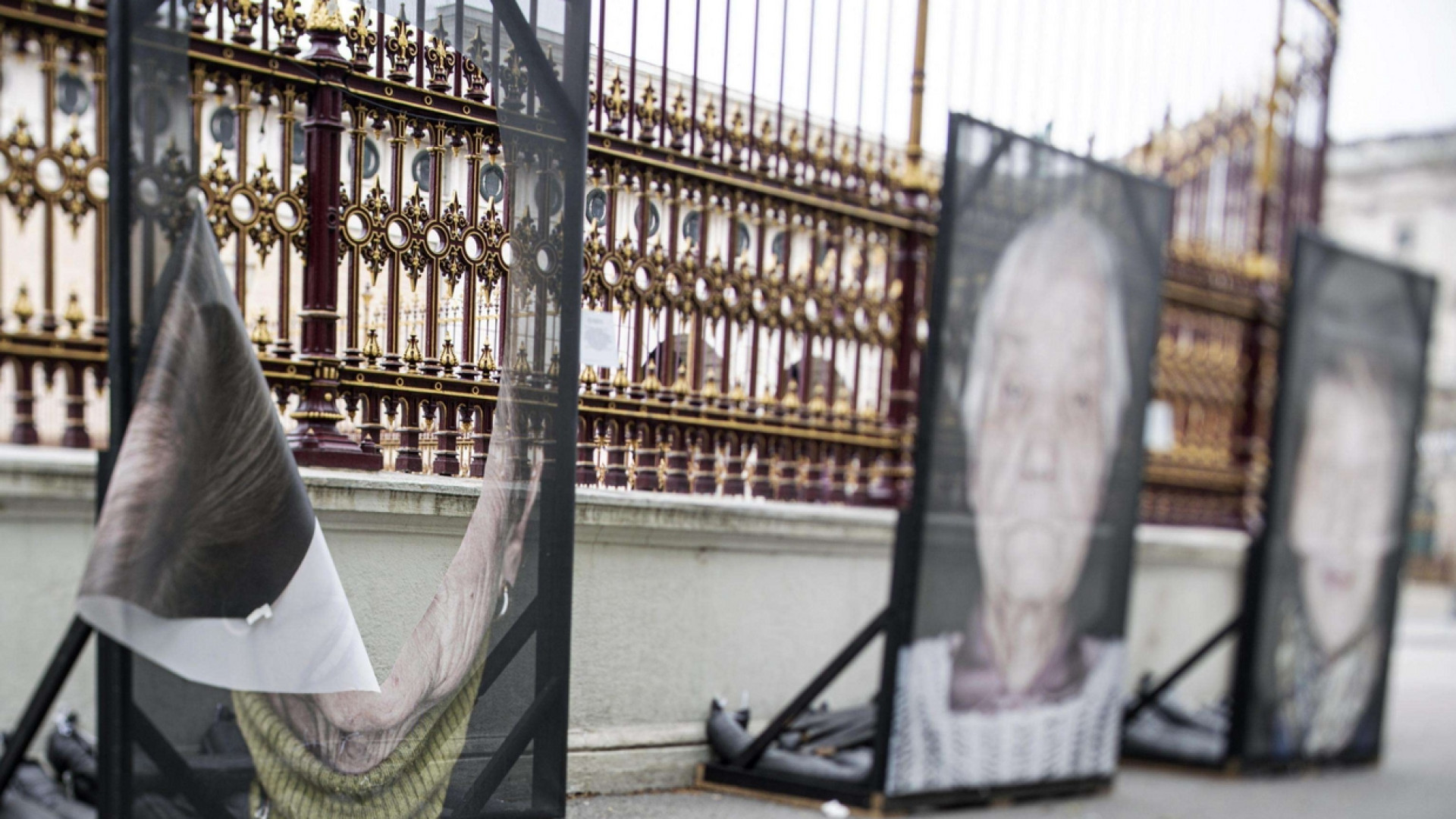 Immagine di A Vienna sfregiate foto di sopravvissuti alla Shoah