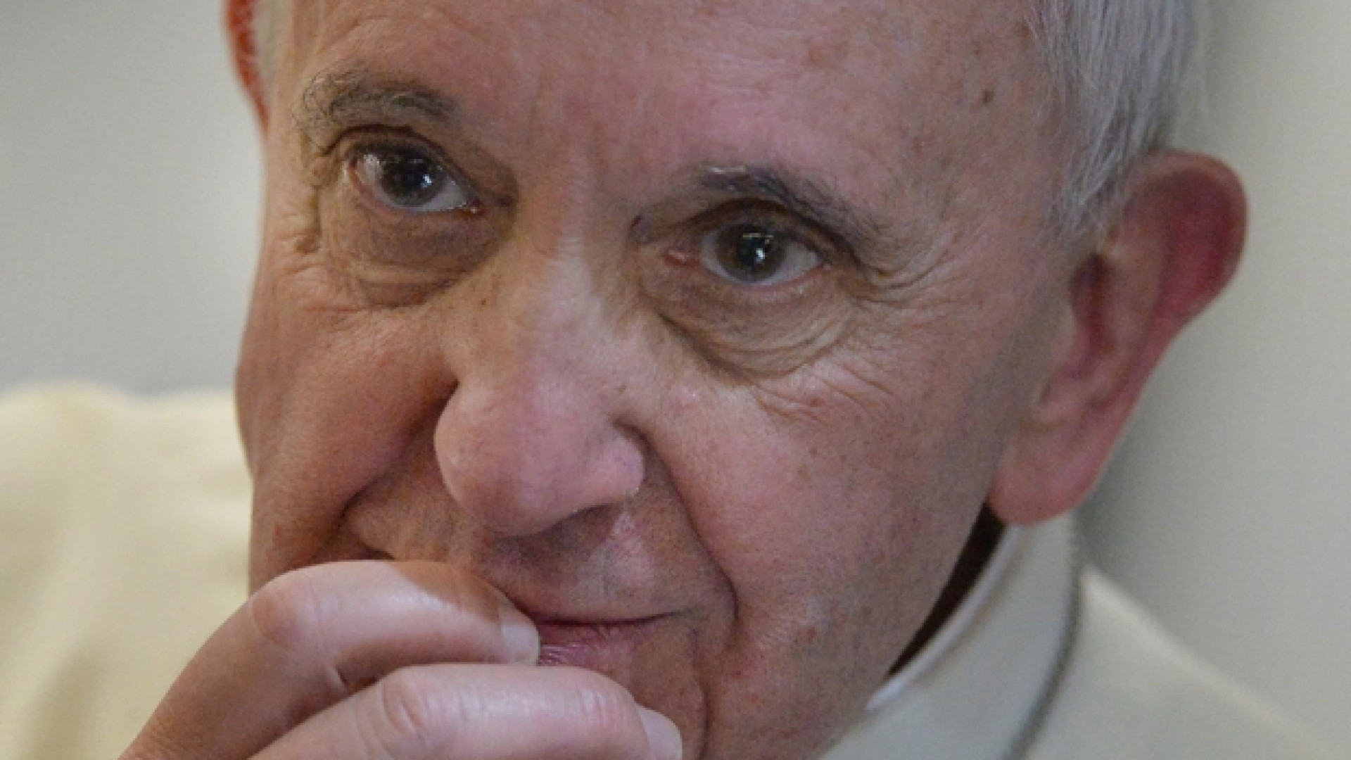 Immagine di Papa Francesco: l'accusa di eresia? «La prendo con senso dell'umorismo»