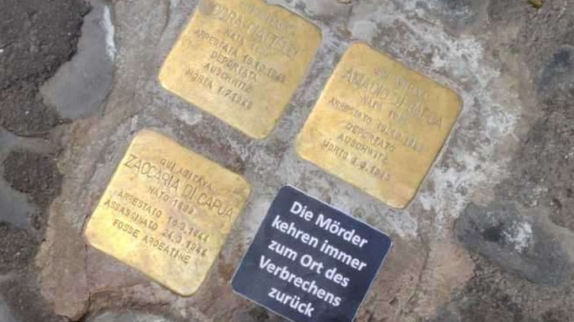 Immagine di Profanazione a Roma, adesivo in tedesco sulle «pietre d'inciampo»