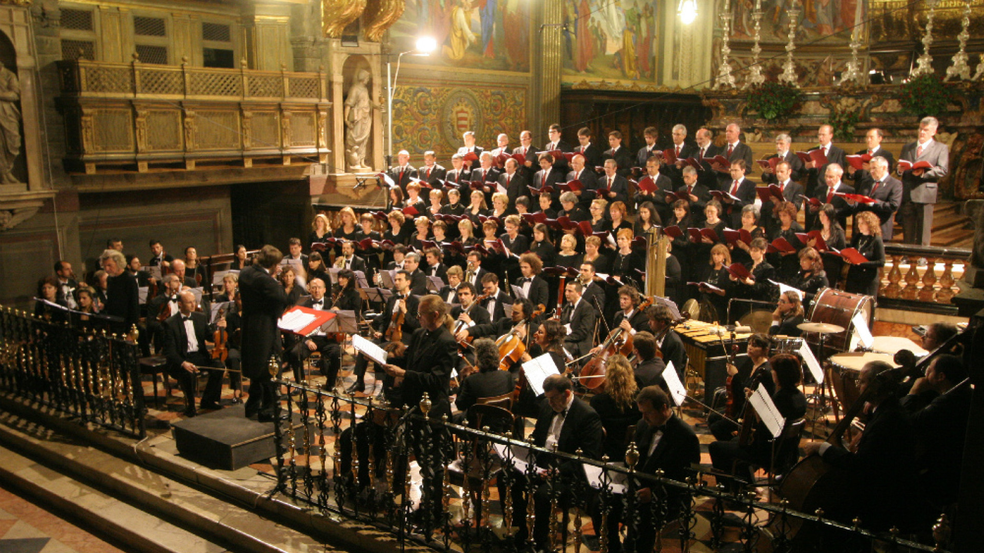 Immagine di Con il Coro Polifonico cantano gli studenti