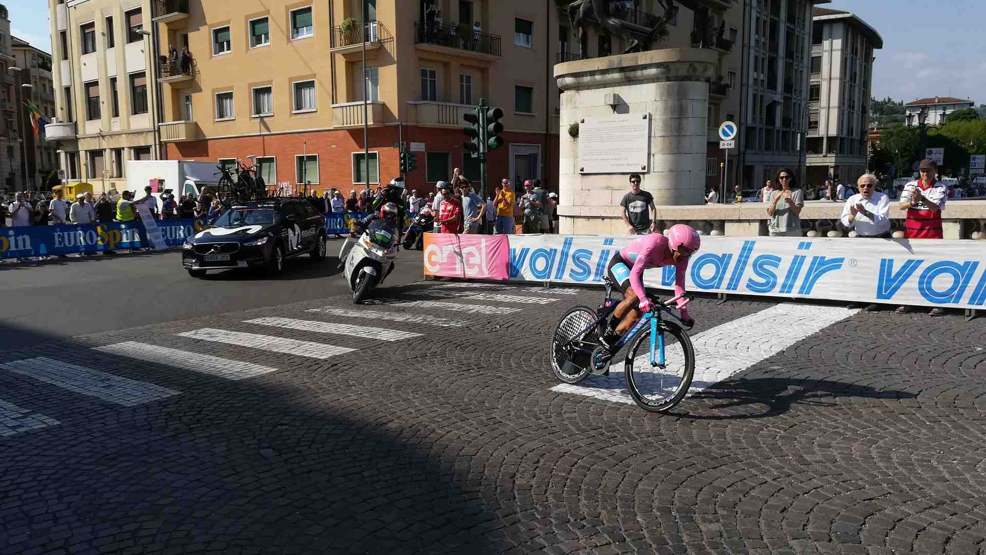 Immagine di Una Verona in rosa celebra il trionfo di Carapaz