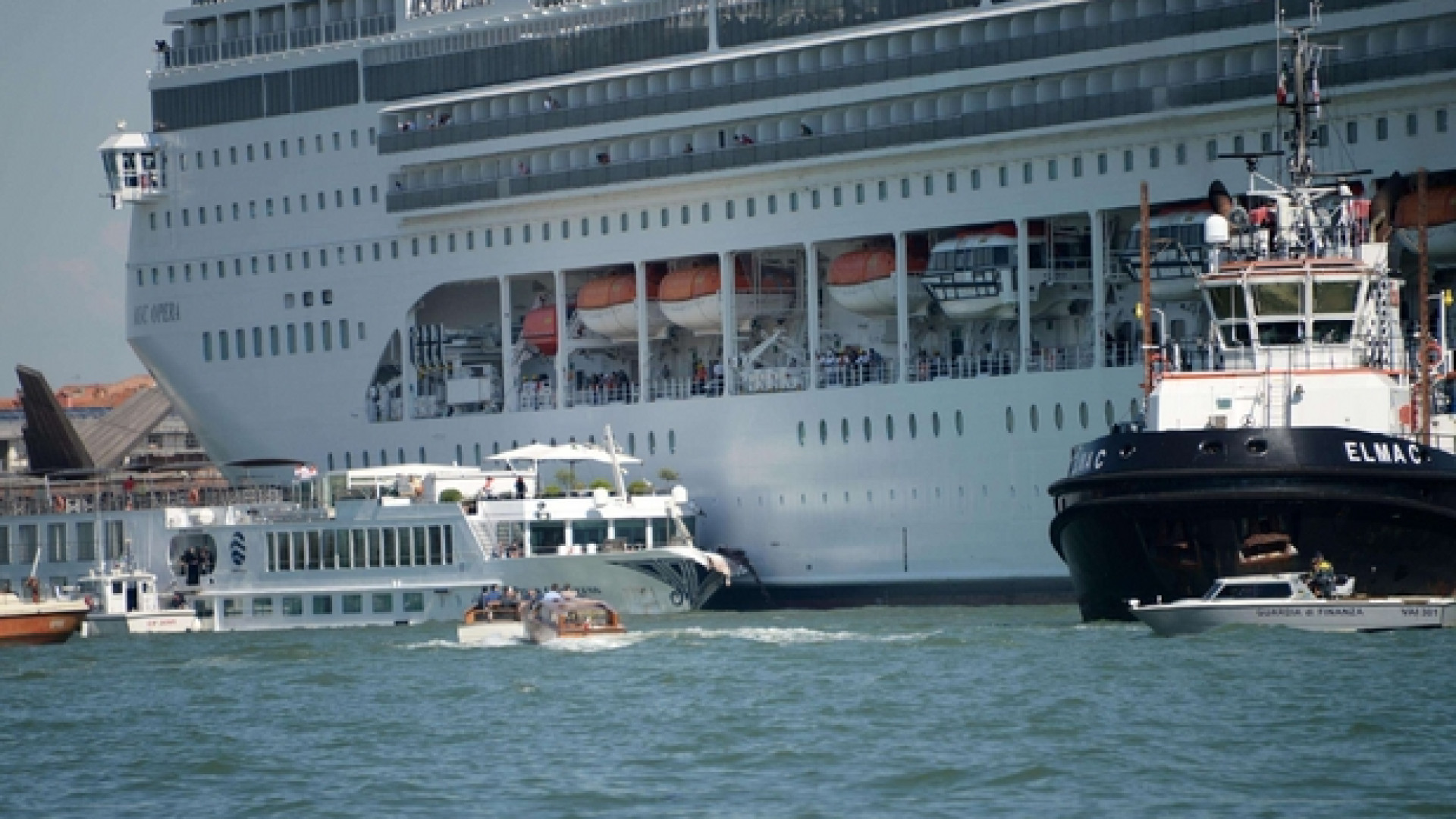Immagine di Venezia, polemiche dopo lo scontro tra una nave da crociera e un battello