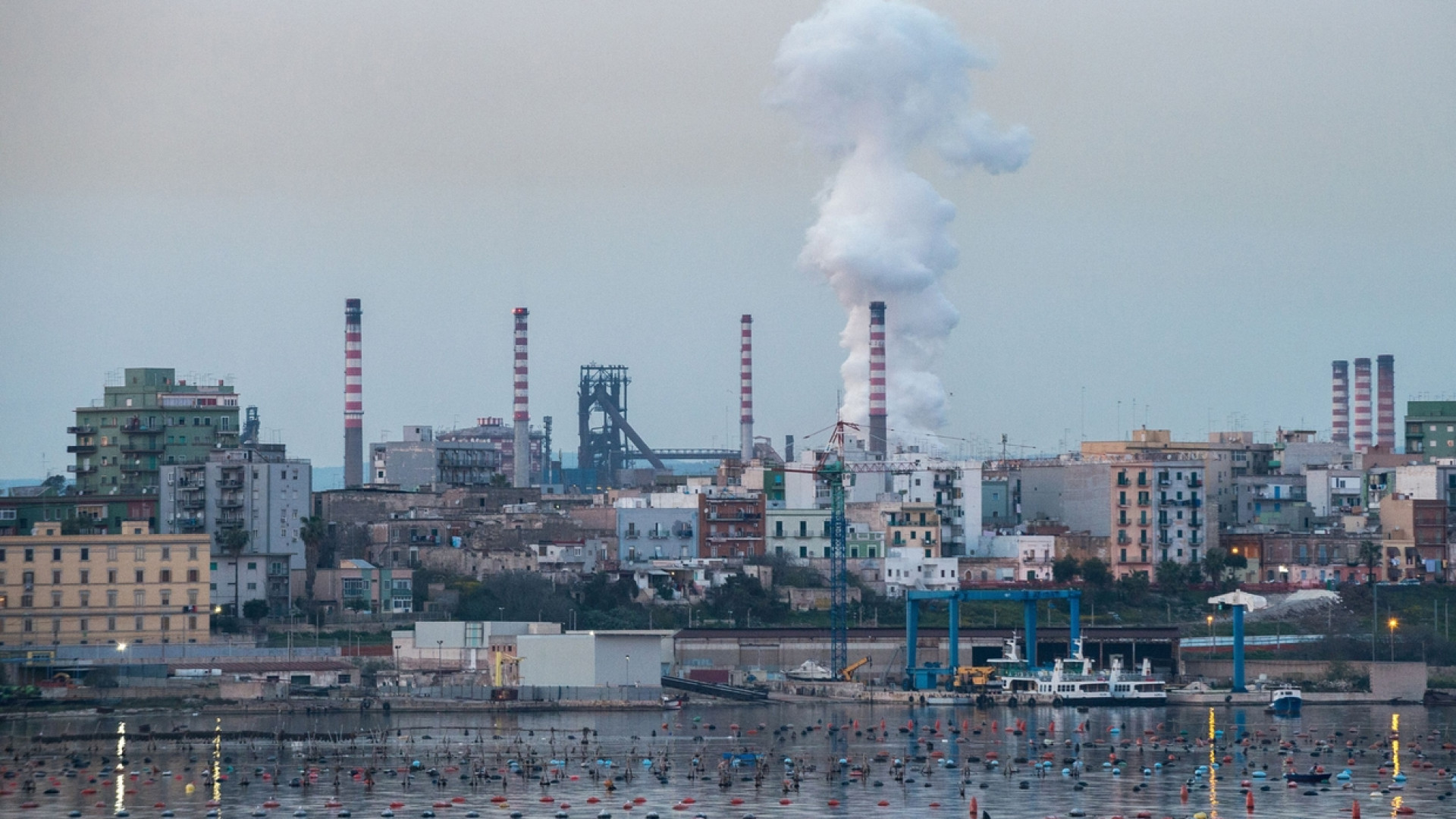 Immagine di Ex Ilva, si muore ancora. «Alto il numero di neonati malformati»