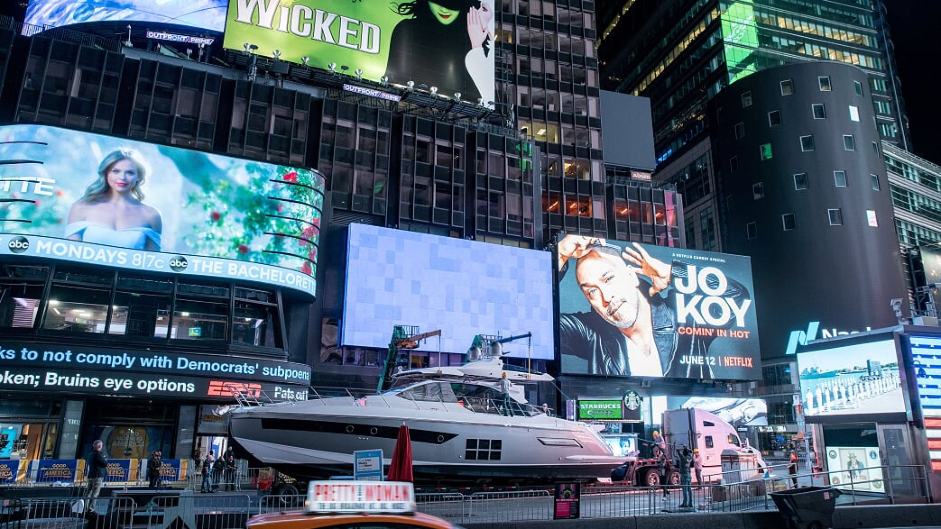Immagine di Uno yacht Azimut in Time Square
