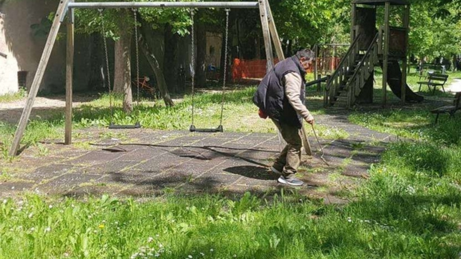 Immagine di Valentino, il clochard che pulisce i giardini di Fabriano e sogna un lavoro