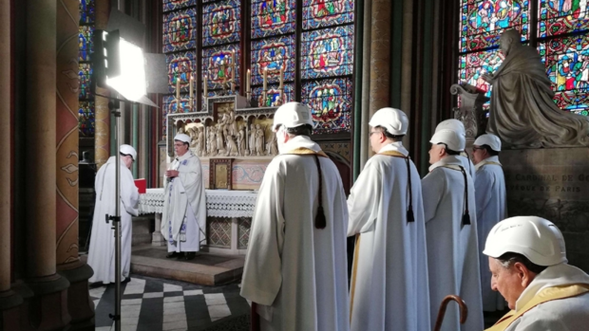 Immagine di Messa nella cattedrale di Notre Dame ferita. Aupetit: messaggio di speranza