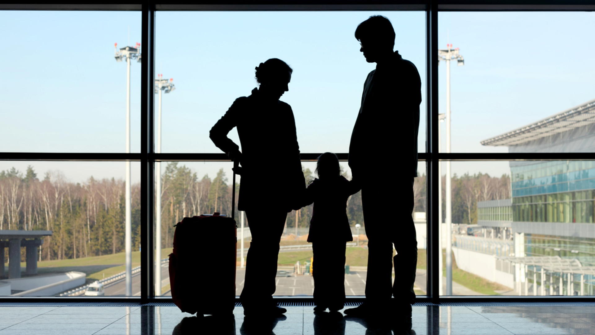 Immagine di In un anno 128mila italiani emigrati all'estero: 24mila minorenni