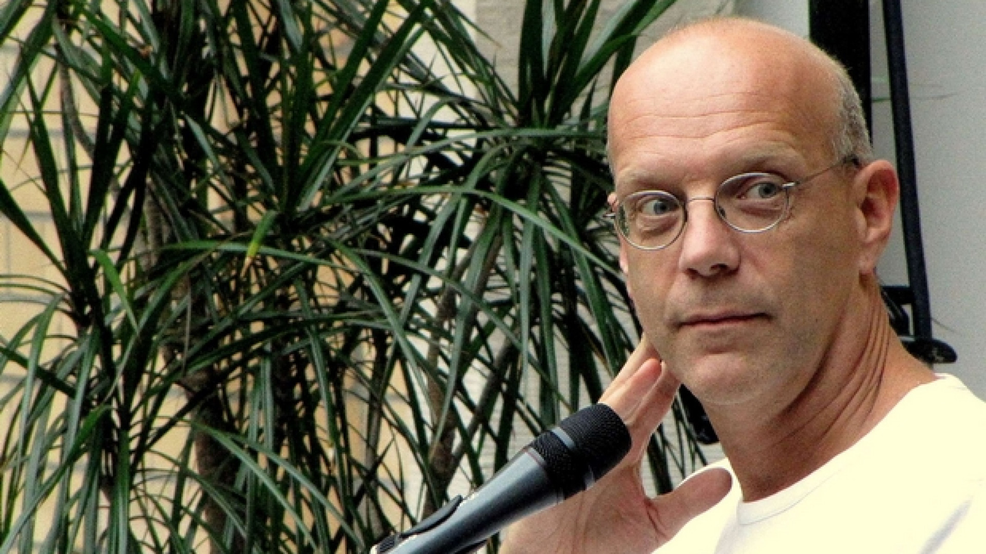 Immagine di «I social ci vogliono tristi, è arrivato il tempo del cyber-risveglio»