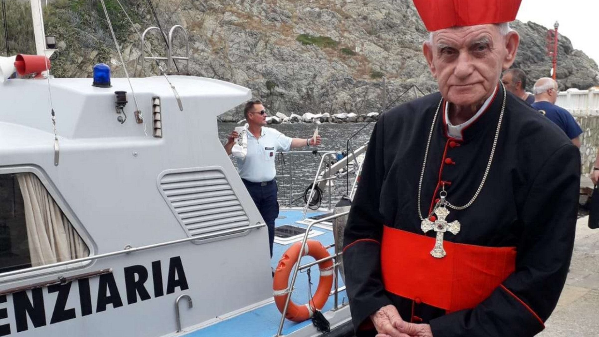 Immagine di Il cardinale Simoni consegna ai detenuti della Gorgona una lettera del Papa