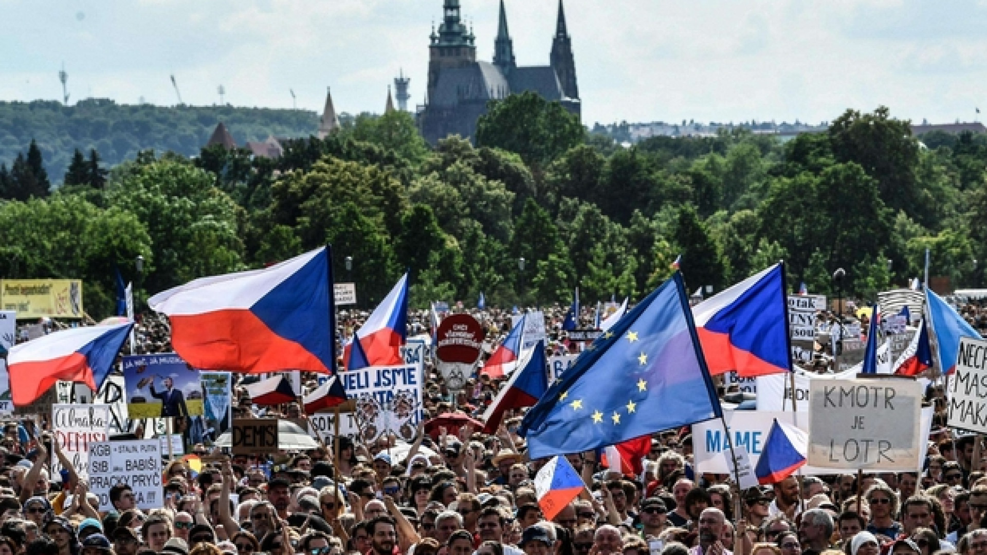 Immagine di Praga, le proteste in piazza contro il premier Andrej Babis
