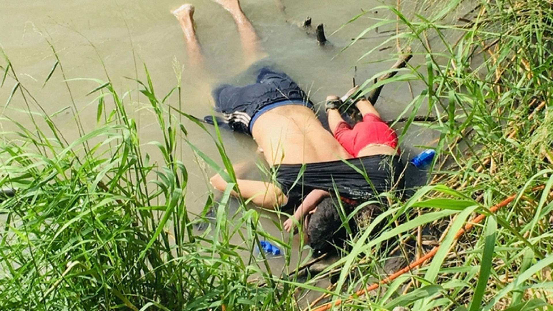 Immagine di Padre e figlia annegati al confine Usa-Messico. Il dolore del Papa