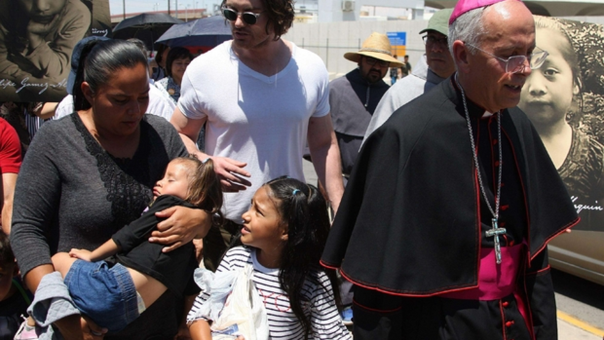 Immagine di Il vescovo accompagna a El Paso i richiedenti asilo