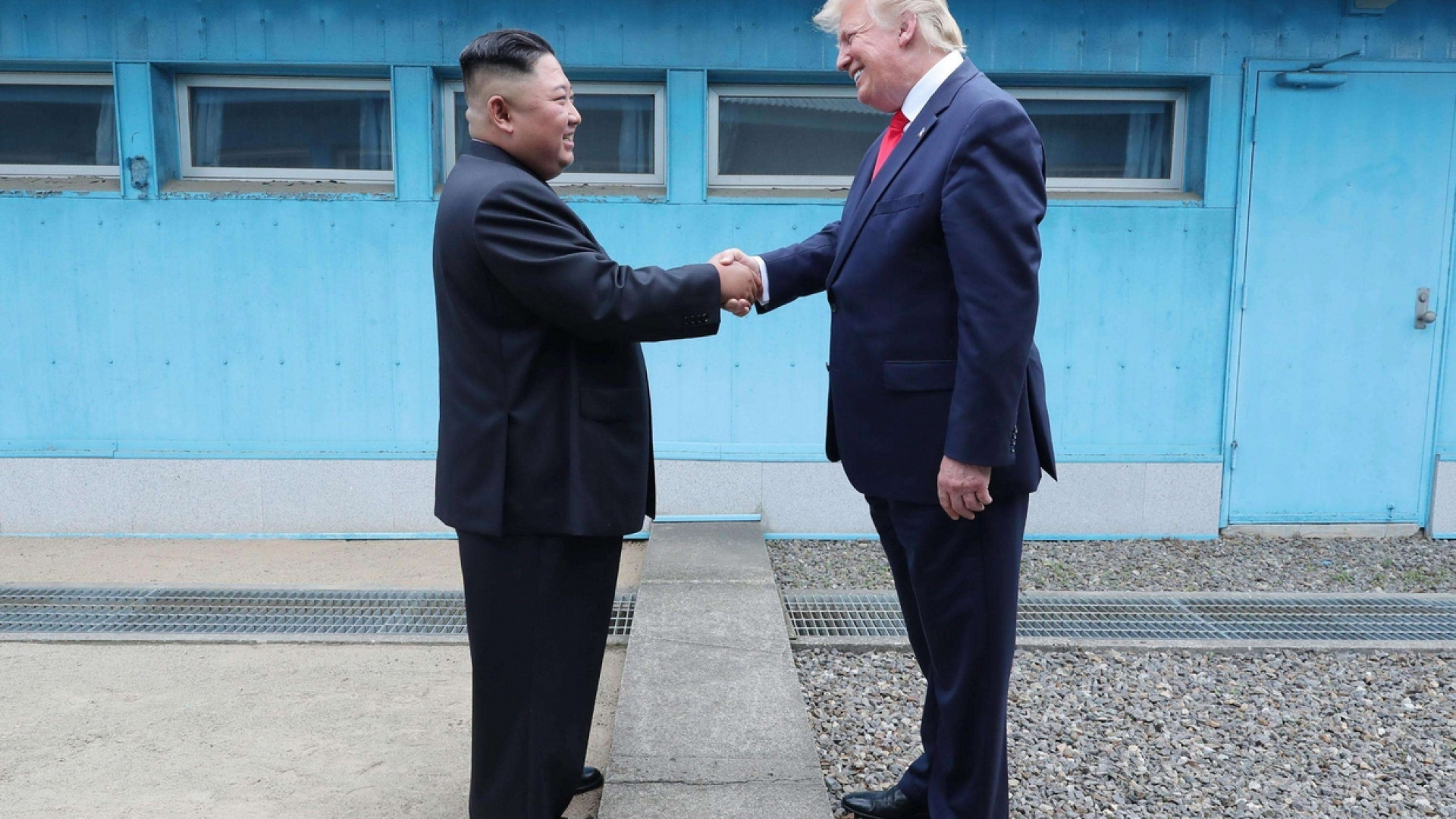Immagine di Kim e Trump, stretta di mano sul confine tra le due Coree