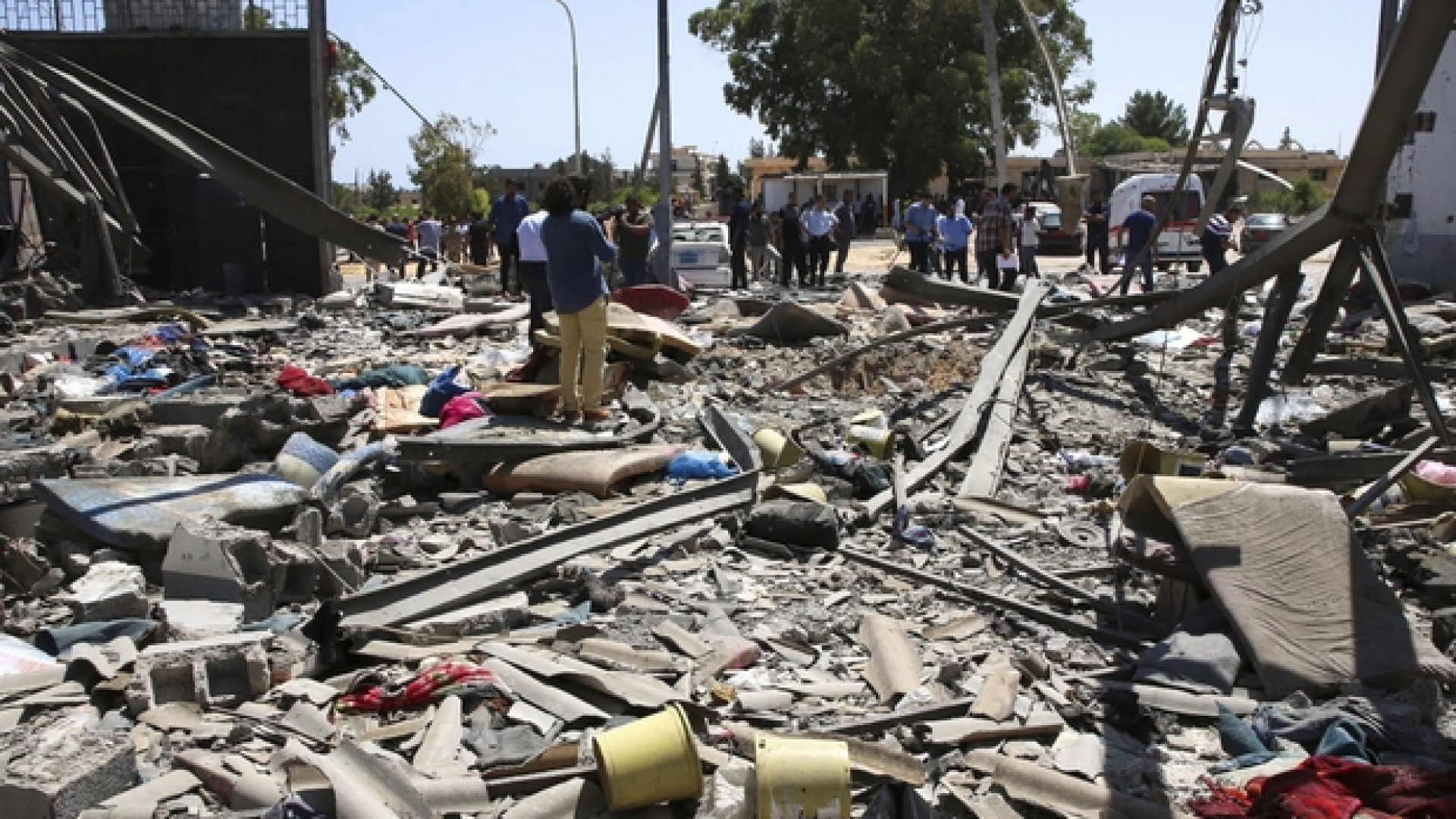 Immagine di Bombe fanno strage al centro di detenzione migranti. Onu: crimine di guerra